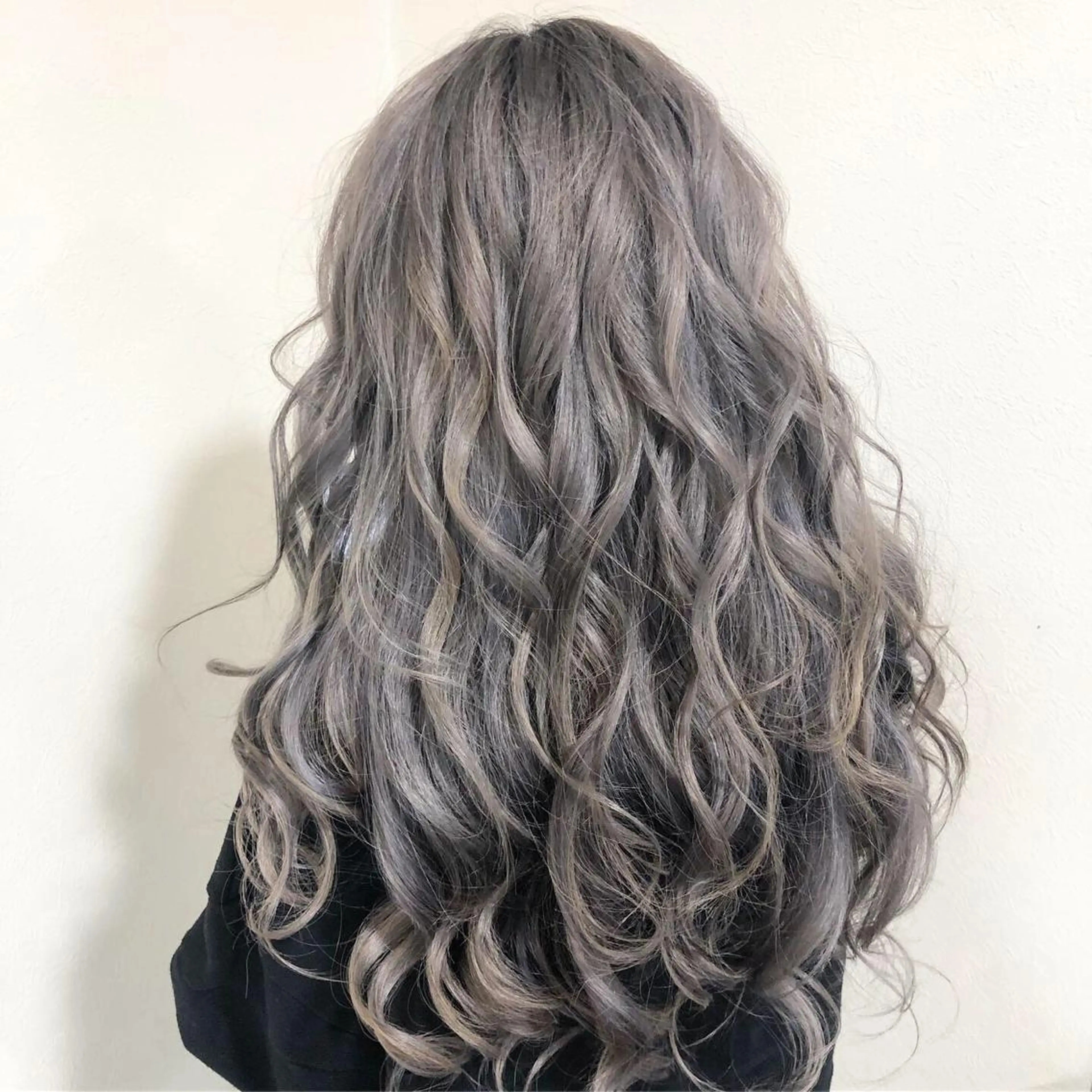 ロング カラー ブリーチ シルバー カット ヘアカラー トリートメント 山崎 雄太のヘアスタイル