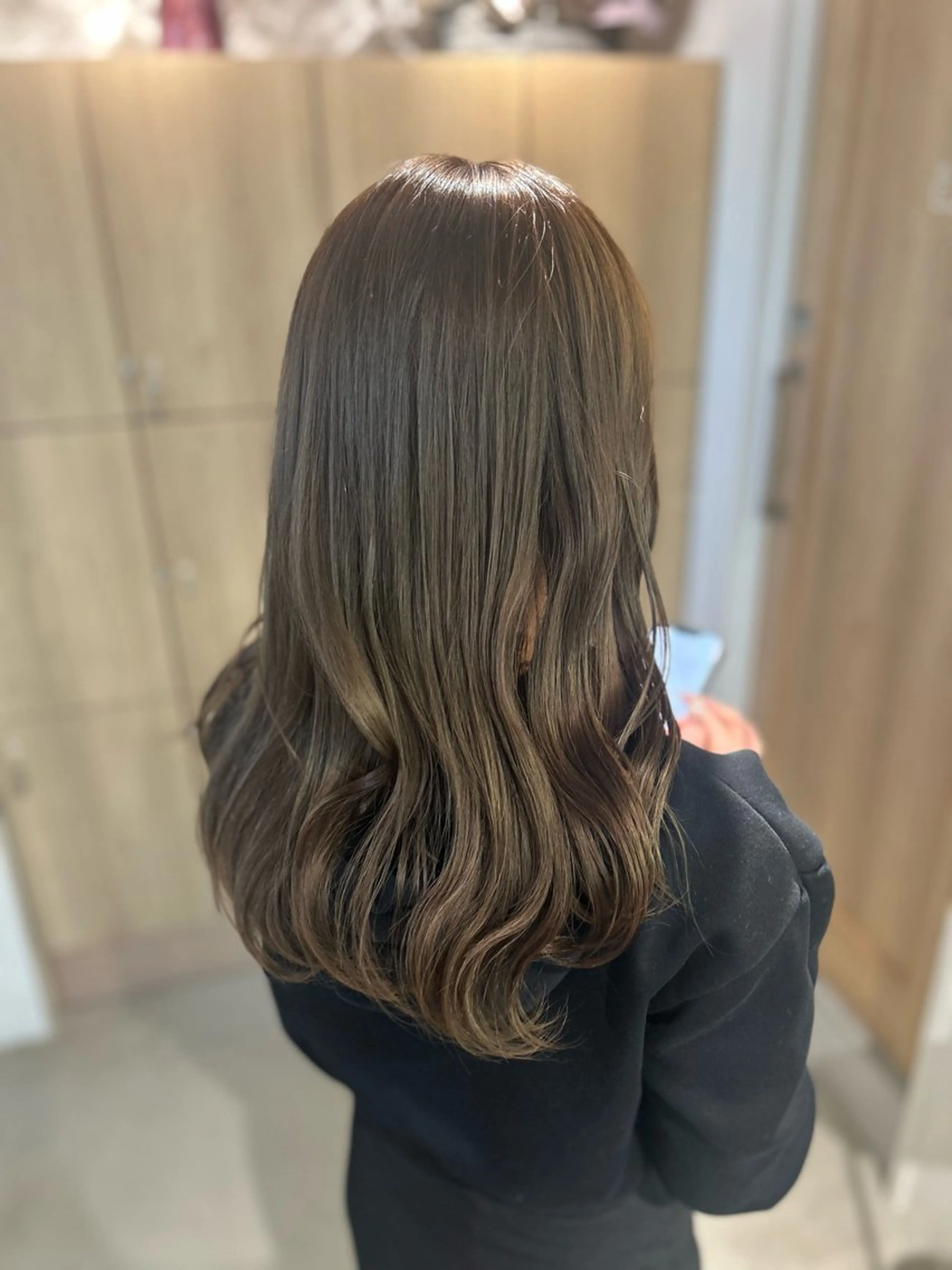 ロング カラー ロングレイヤー ベージュカラー 透明感カラー グレージュ オリーブベージュ noa  🦋 ブリーチ/暖色のヘアスタイル