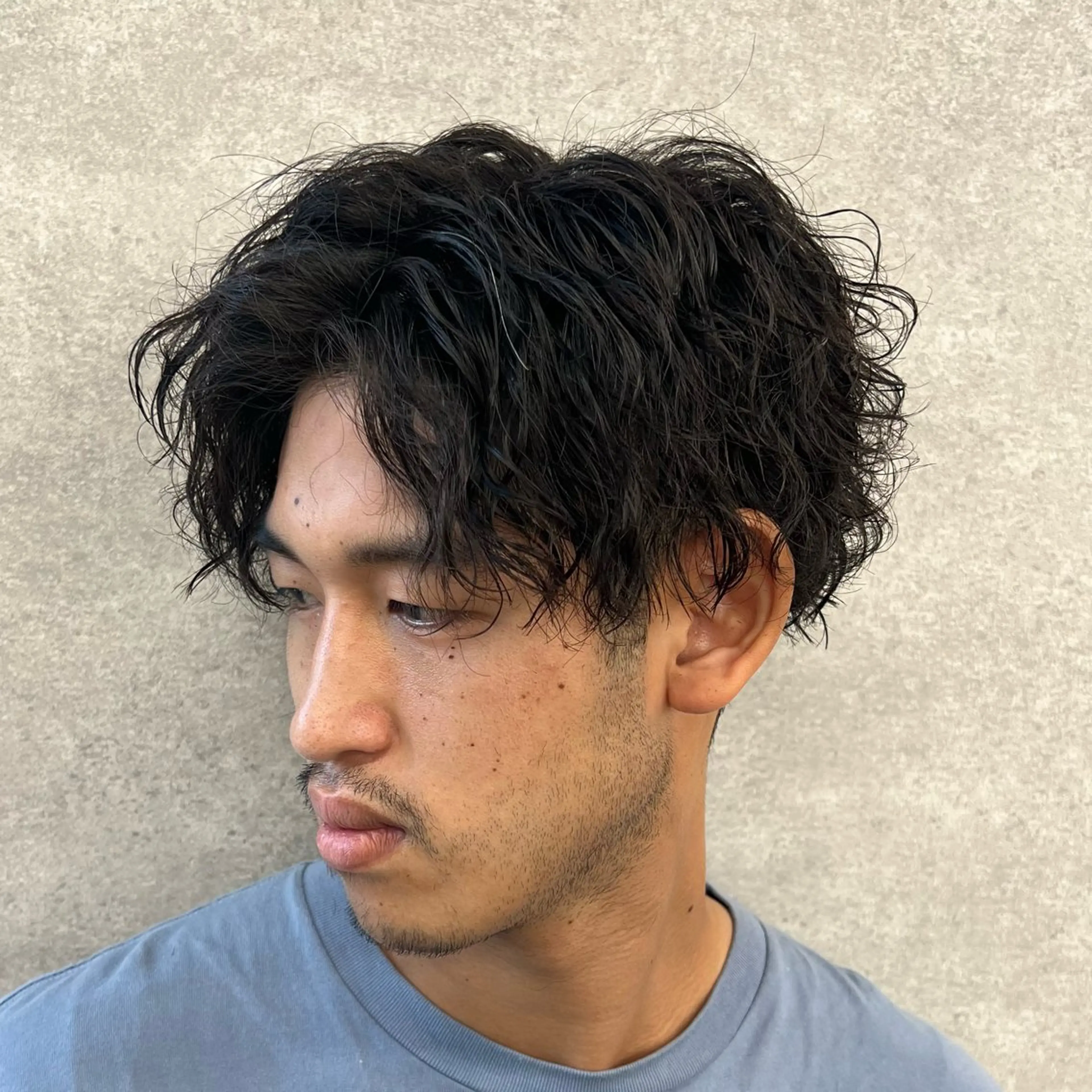 ショート カラー パーマ ヘアアレンジ メンズ メンズブリーチ センターパート メンズインナーカラー メンズ韓国風 メンズパーマ 仕上がり満足度No. 1🔥BLUCK🔥のヘアスタイル