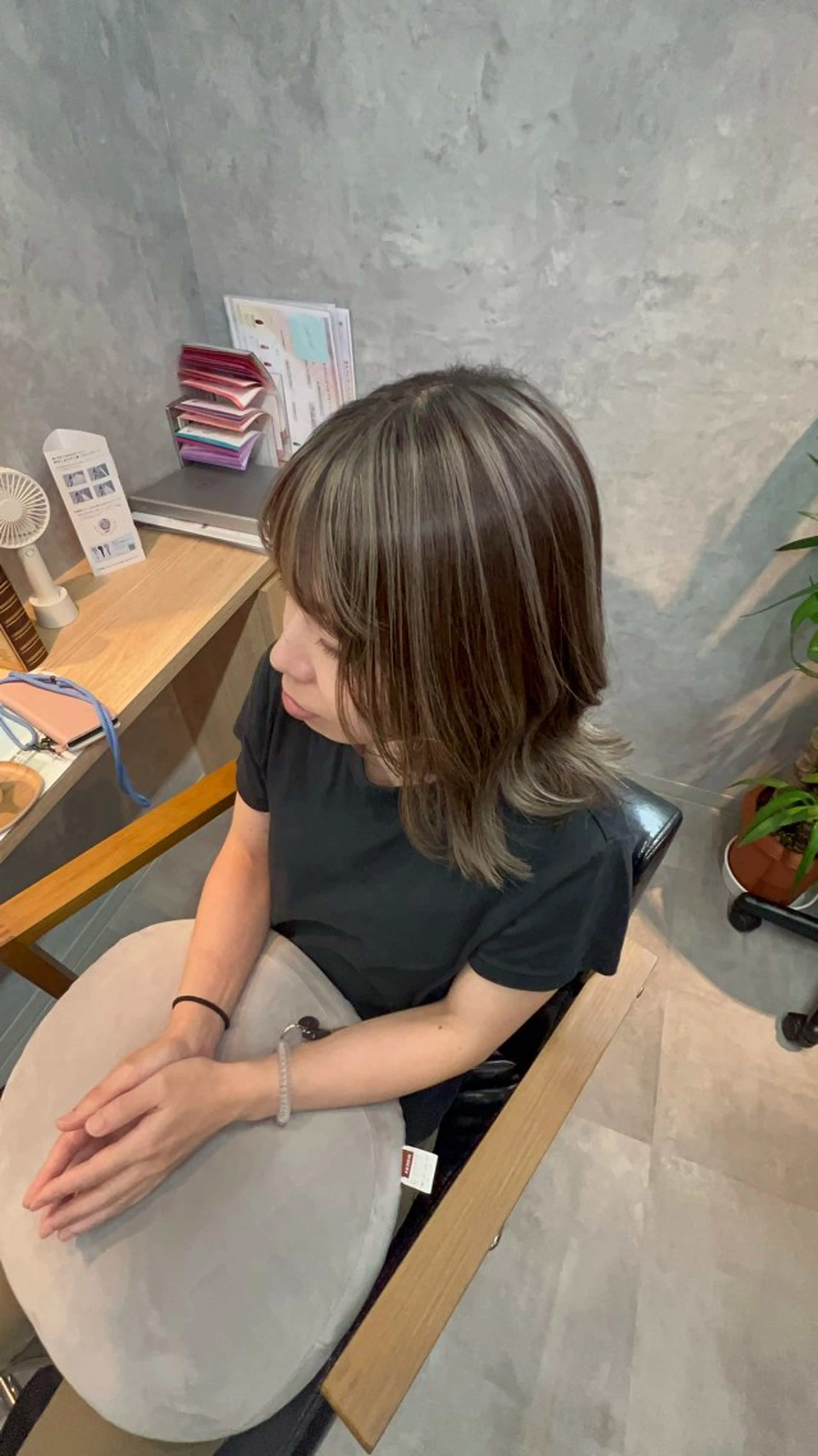 ミディアム ヘアカラー motoトップカラー リスト/ブリーチカラのヘアスタイル