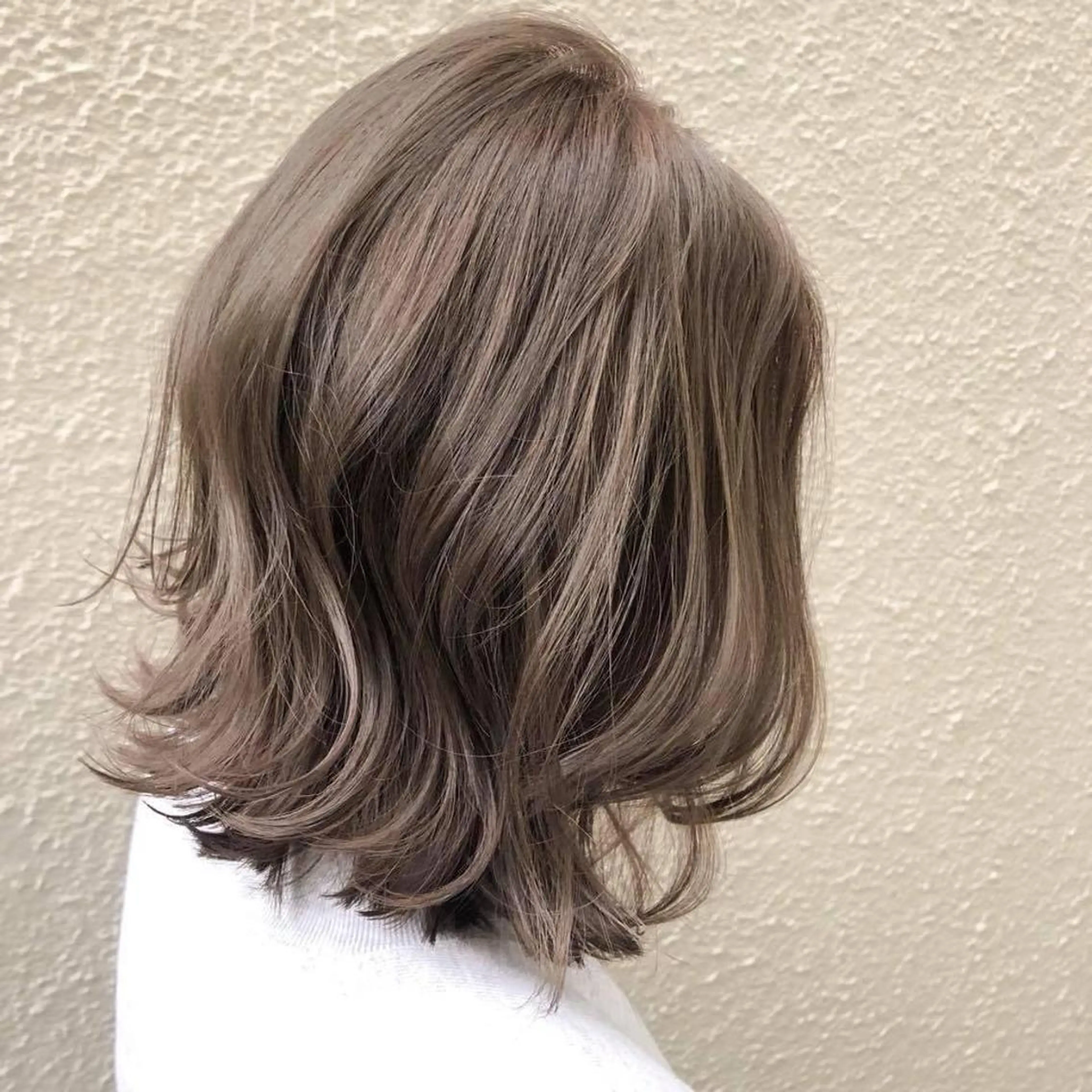 ミディアム カラー ベージュカラー ブリーチなしカラー/ 顔周りレイヤーカットのヘアスタイル