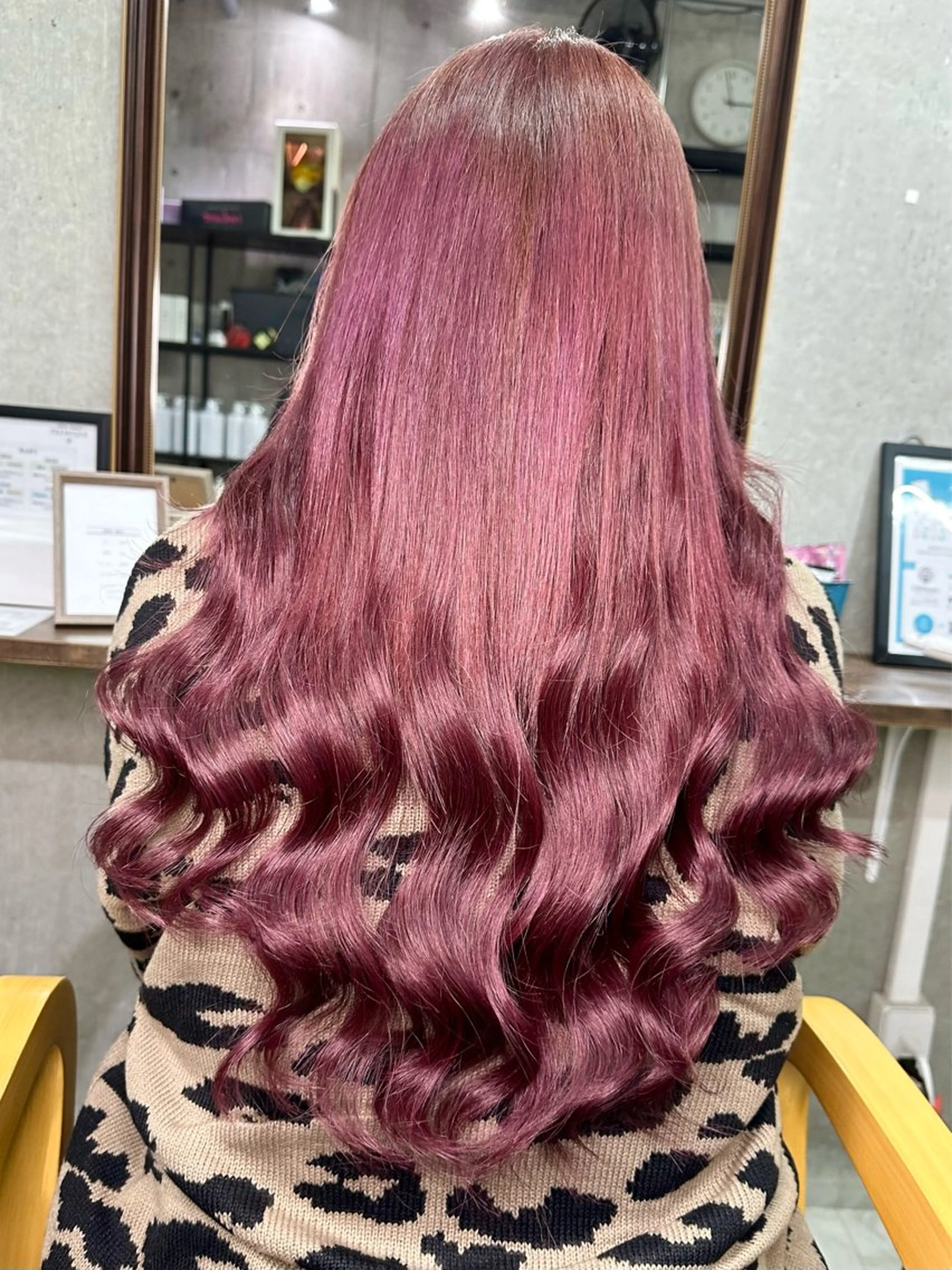 ロング カラー ブリーチ レッドカラー エクステ ロング ヘアカラー トリートメント 名古屋のピンク好き かずくん🦩のヘアスタイル