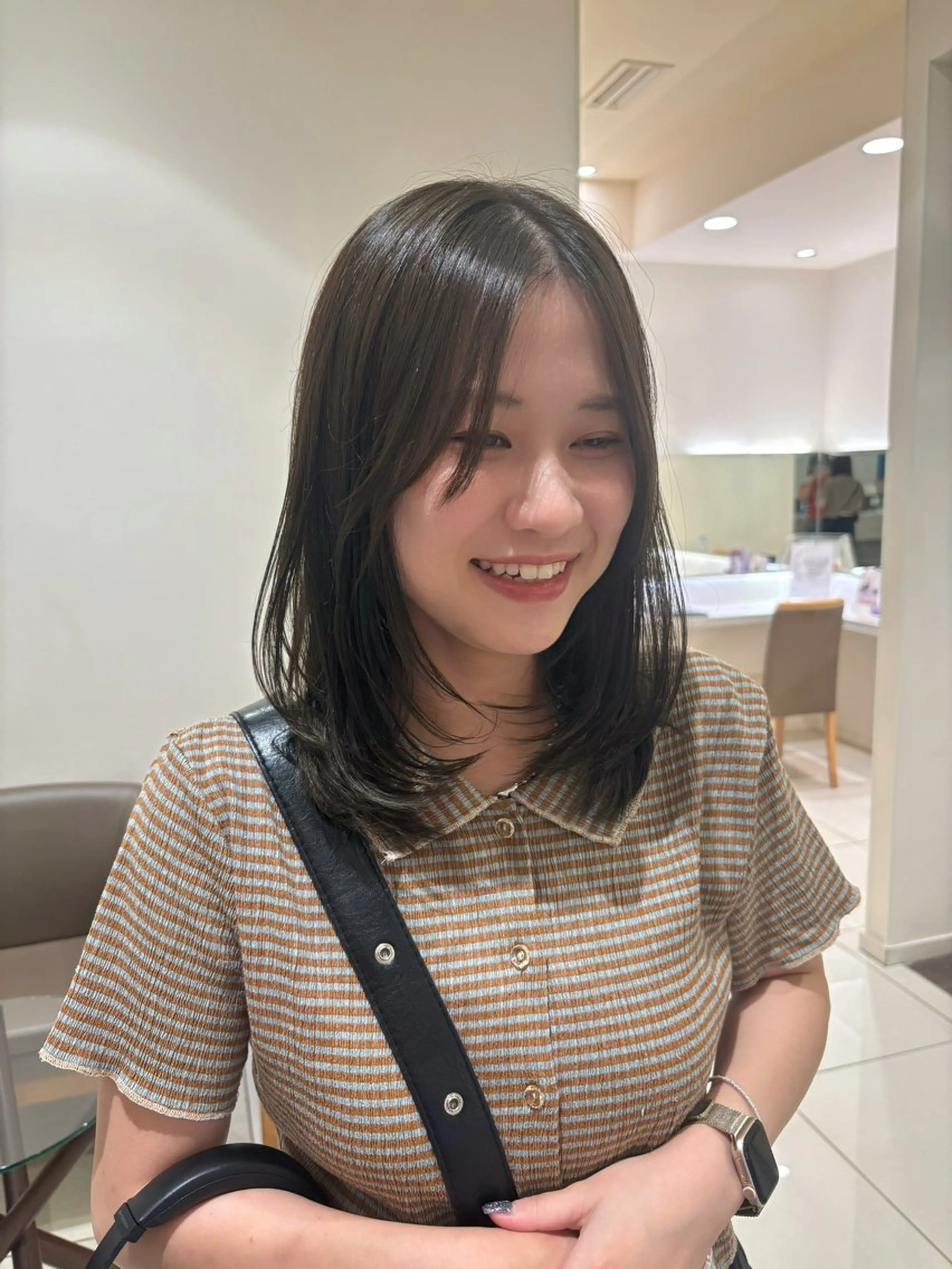 ミディアム カット ヘアカラー トリートメント 韓国レイヤー🪽 耳ツボジュエリーのヘアスタイル