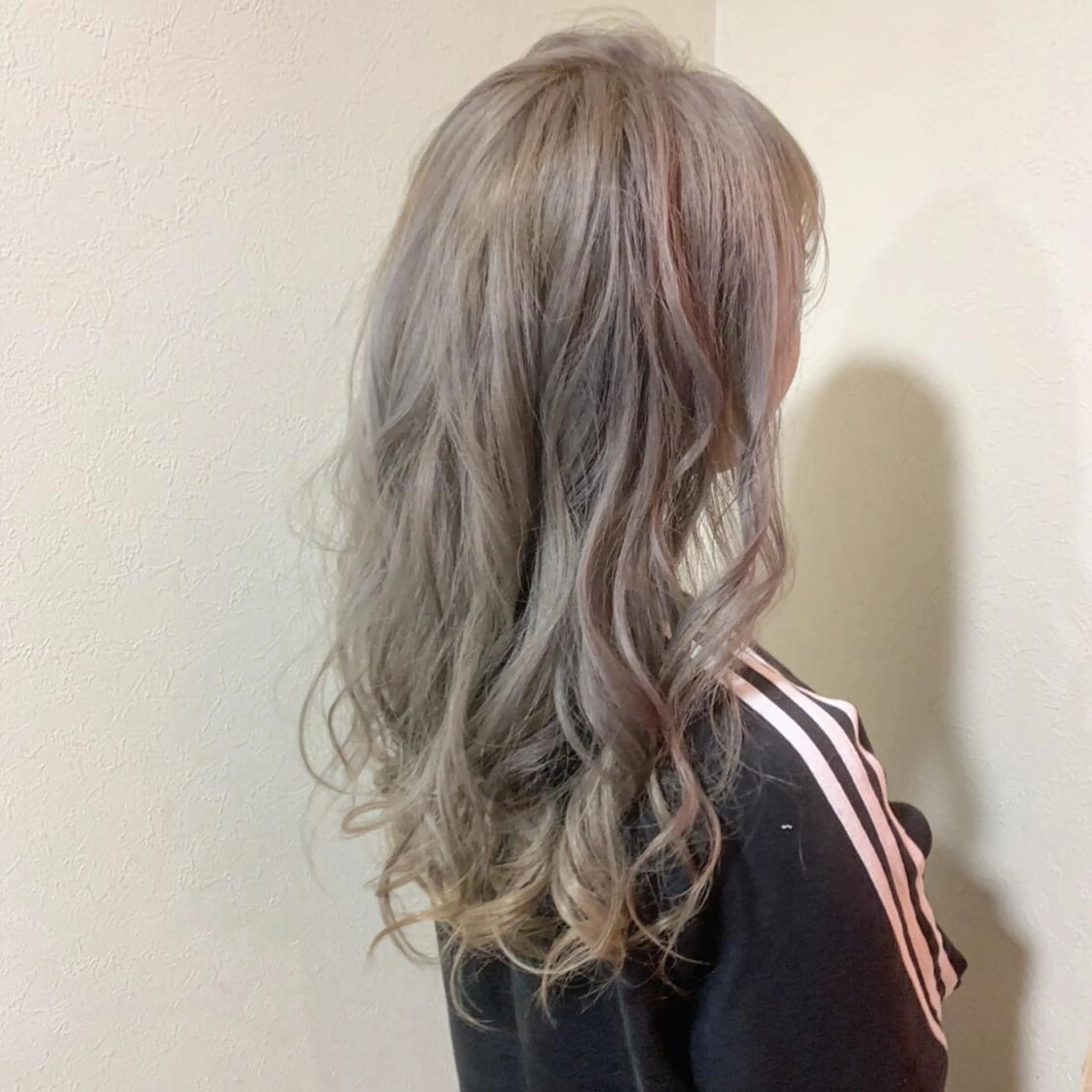 ロング カラー ブリーチ シルバー ホワイトシルバー カット ヘアカラー トリートメント 山崎 雄太のヘアスタイル