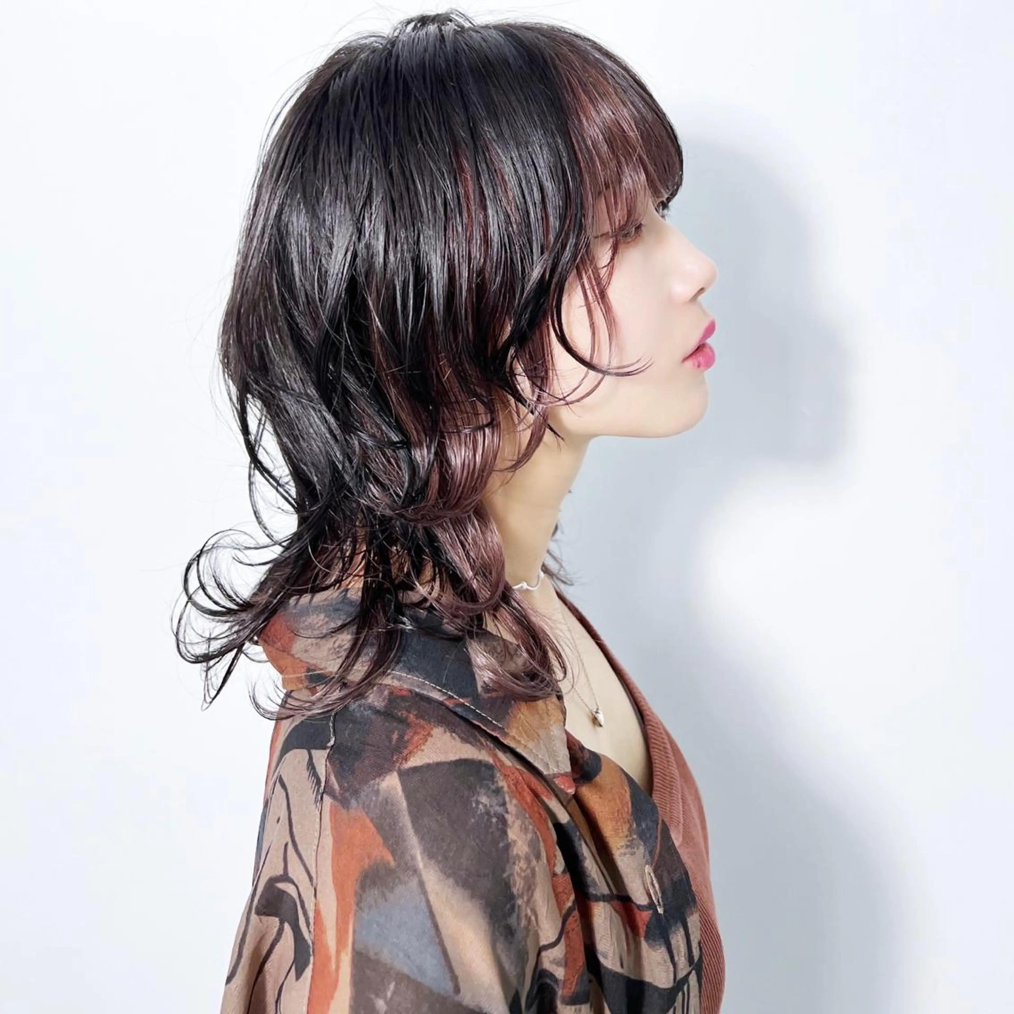 ミディアム カラー ヘアアレンジ ミディアムレイヤー ミストバング ベージュカラー ブリーチ イヤリングカラー カット ヘアカラー トリートメント 大橋 拓巳のヘアスタイル