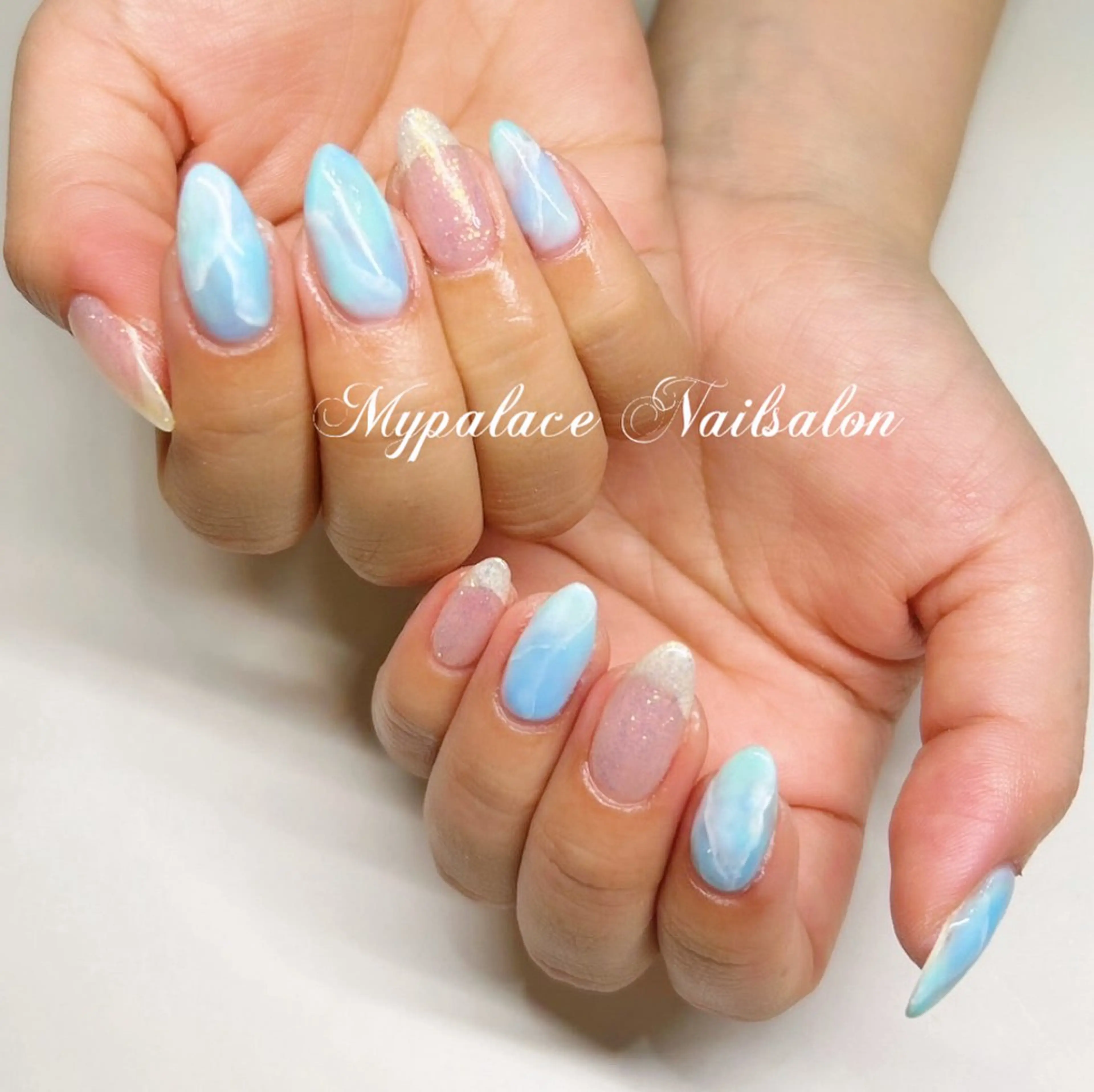 ネイル キラキラネイル 水色 大理石ネイル(マーブル) ニュアンスネイル ハンドネイル Yuis Nailスカルプ専門のネイルデザイン