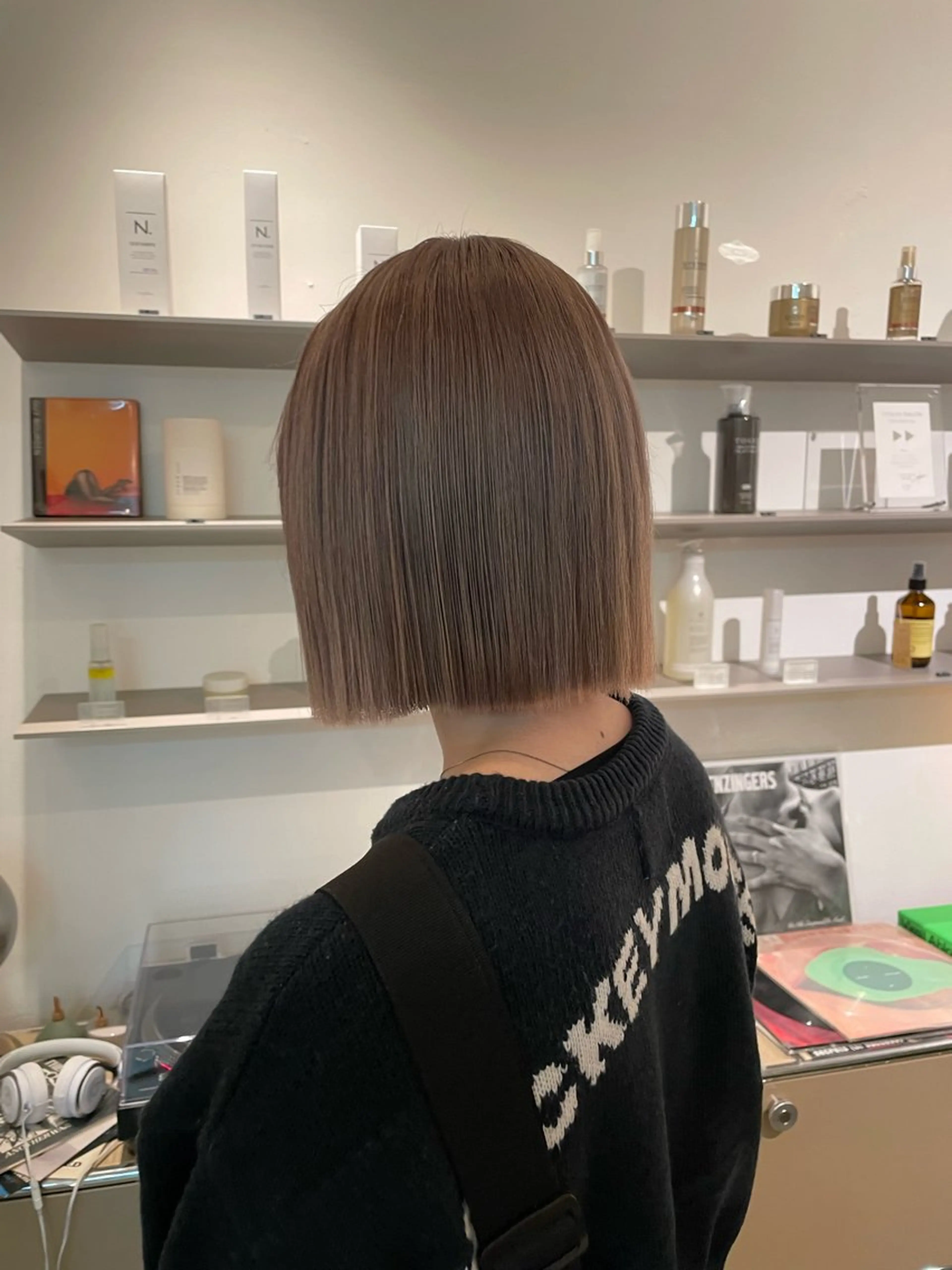 ミディアム カラー グレージュ HITOMI ショートカットのヘアスタイル