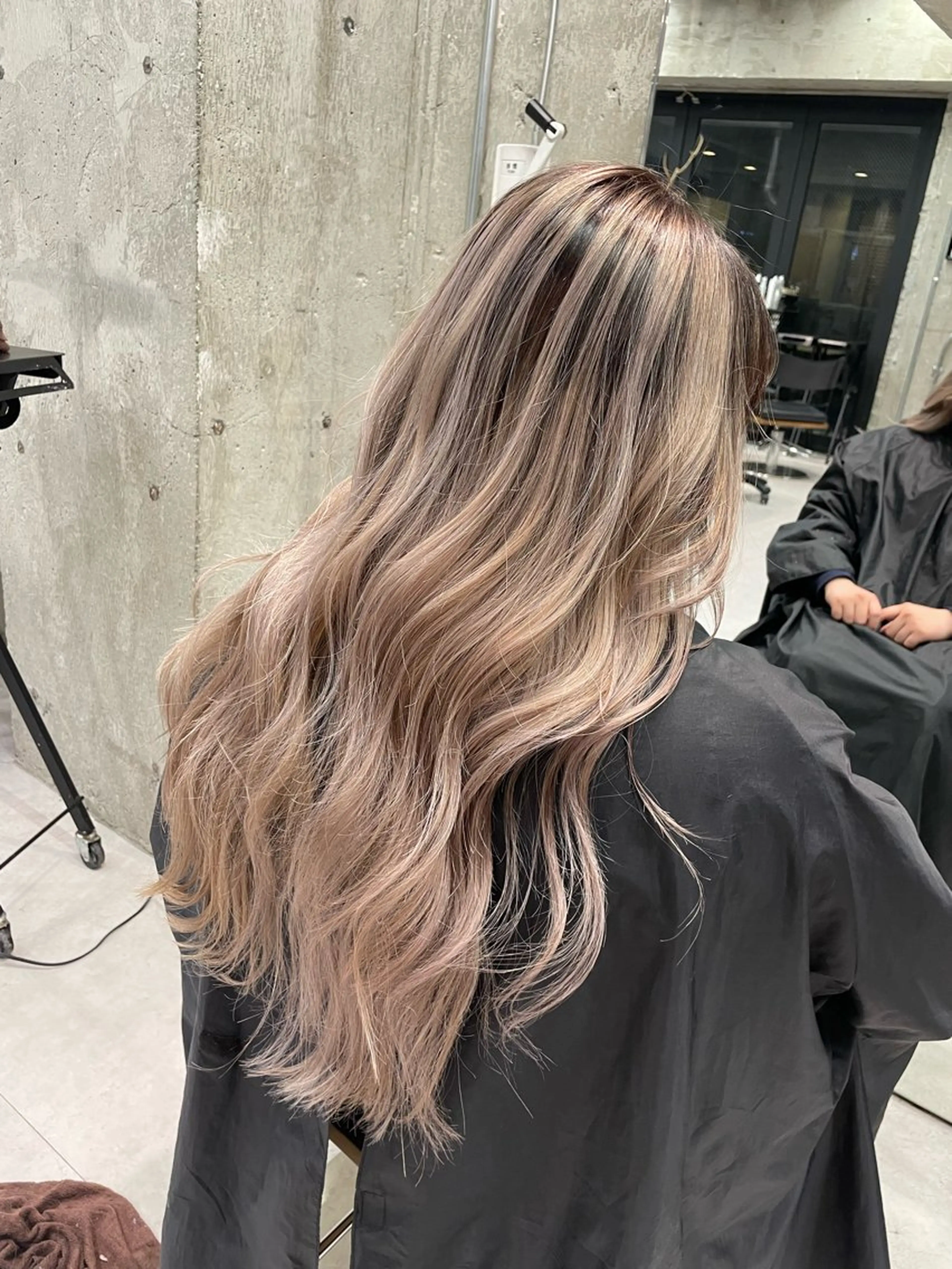 ロング レイヤーカット 🫧ハイライトカラー 🫧 𝓜𝓘𝓤のヘアスタイル