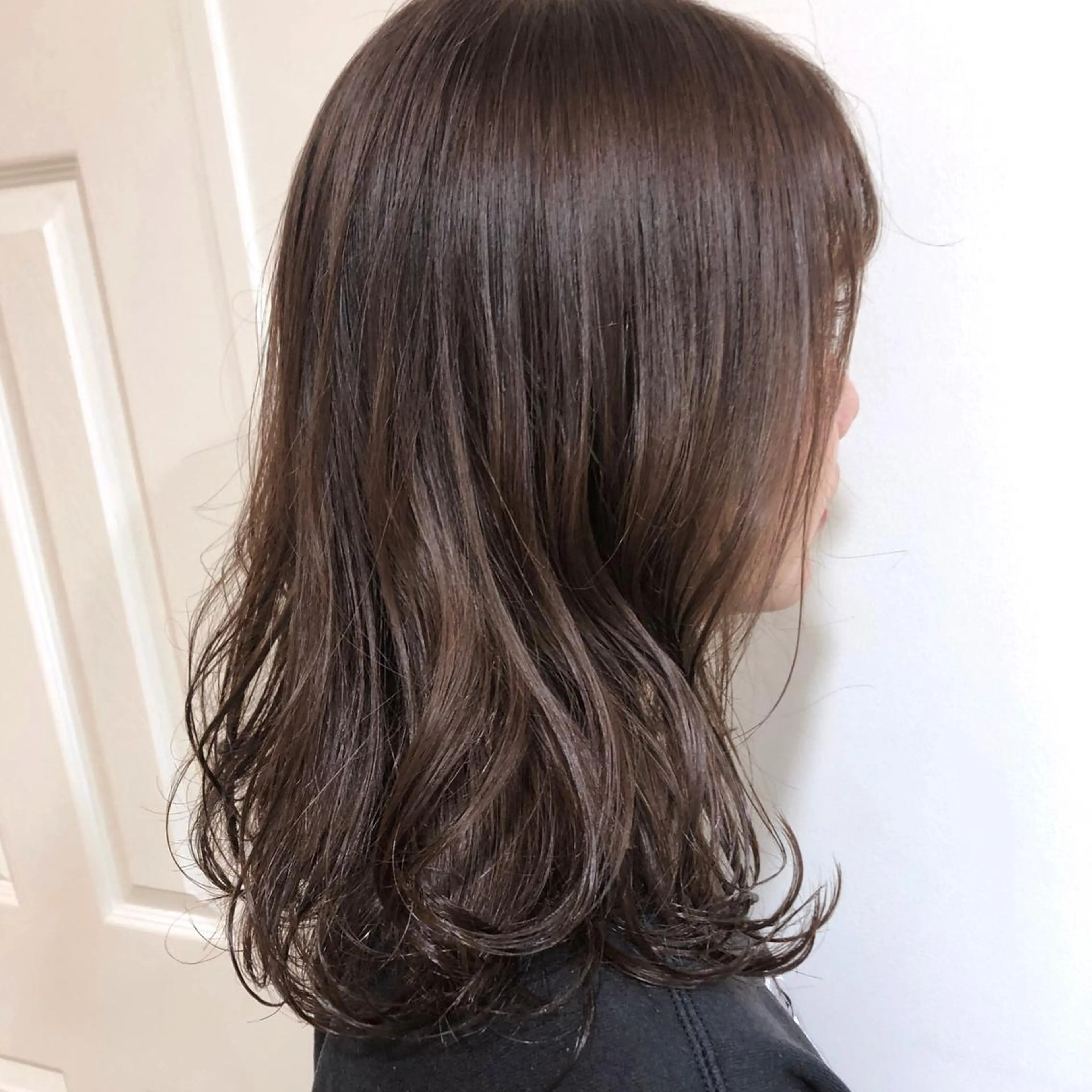 セミロング カラー カット ヘアカラー トリートメント MIOベージュカラー 柔らかいカラーのヘアスタイル