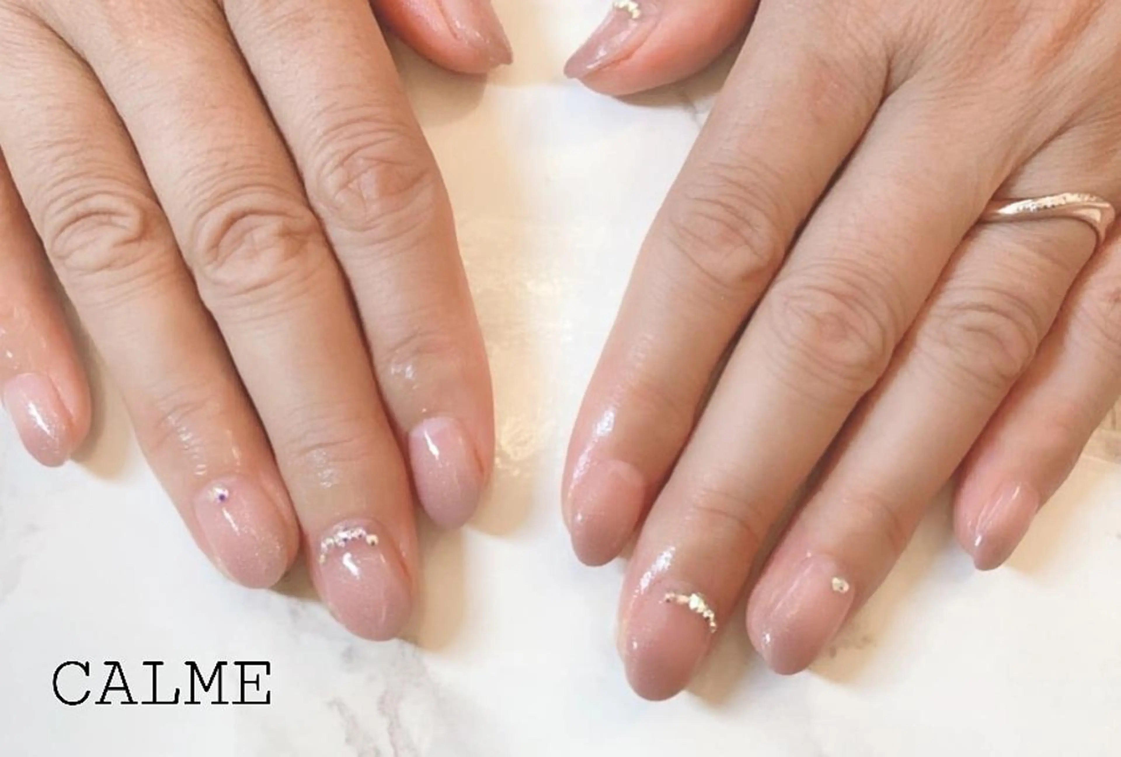 ネイル オーロラネイル キラキラネイル ニュアンスネイル ピンク ハンドネイル CALME ♡のネイルデザイン