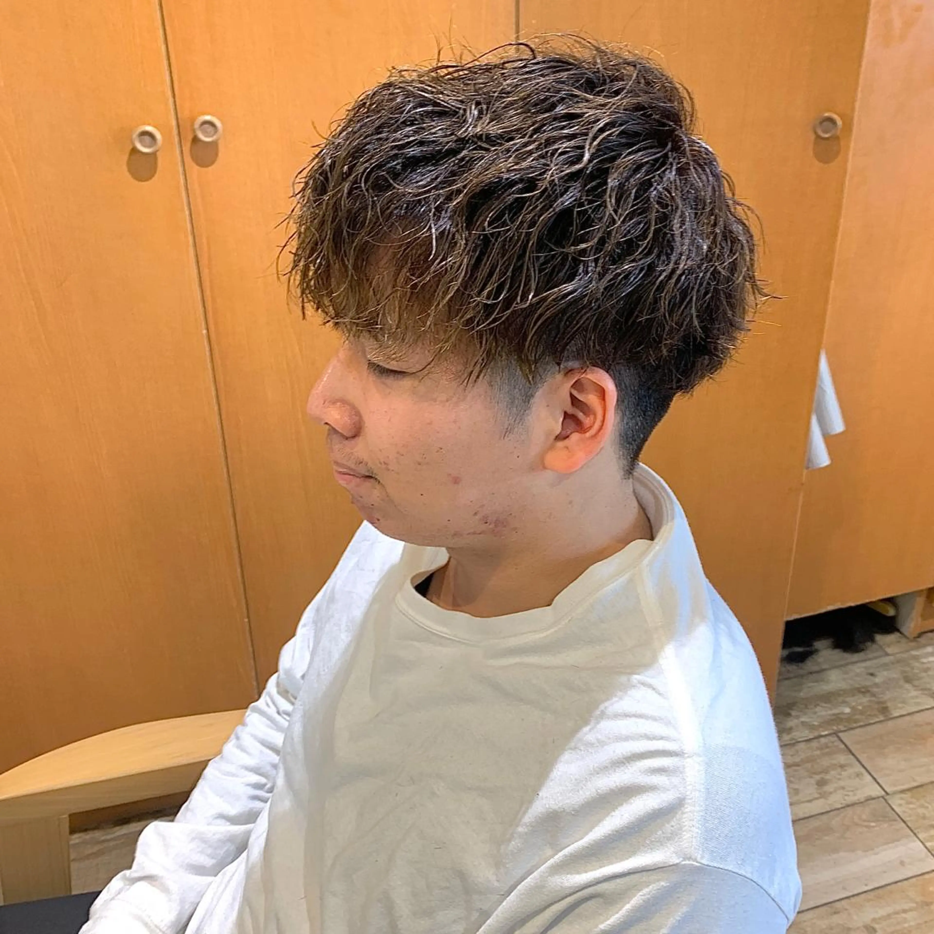 ショート パーマ メンズ カルマパーマ メンズ韓国風 メンズパーマ スペインカール 波巻きパーマ メンズパーマ/ メンズ縮毛矯正美容師のヘアスタイル