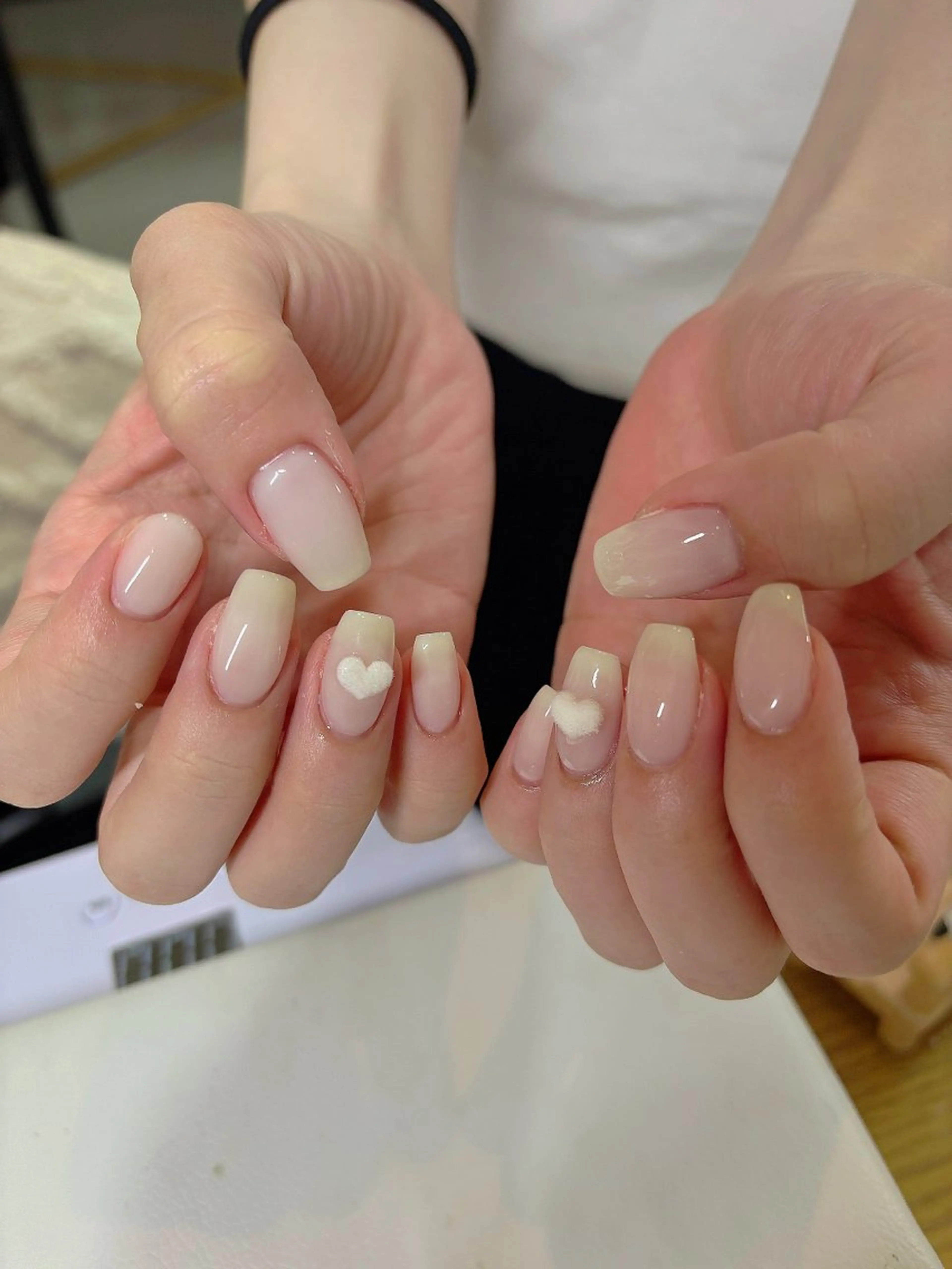 ネイル ガーリー オフィスネイル ワンカラーネイル シンプルネイル ホワイト ハンドネイル ハンドケア 🎀NAIL🎀 AI🪄︎︎◝✩のネイルデザイン