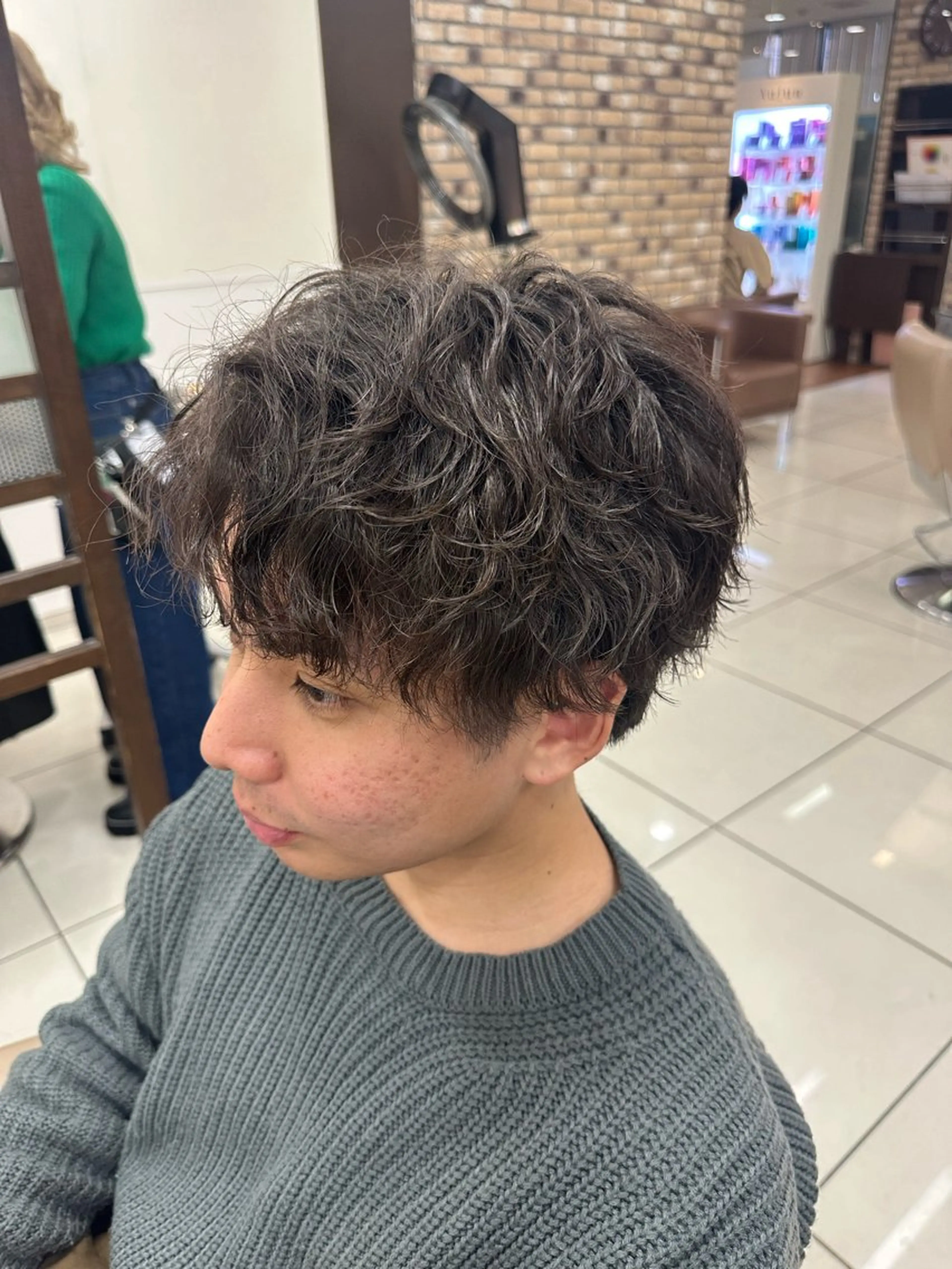 パーマ メンズ パーマ ラウンドマッシュシャ ドウニュアンスパーマのヘアスタイル