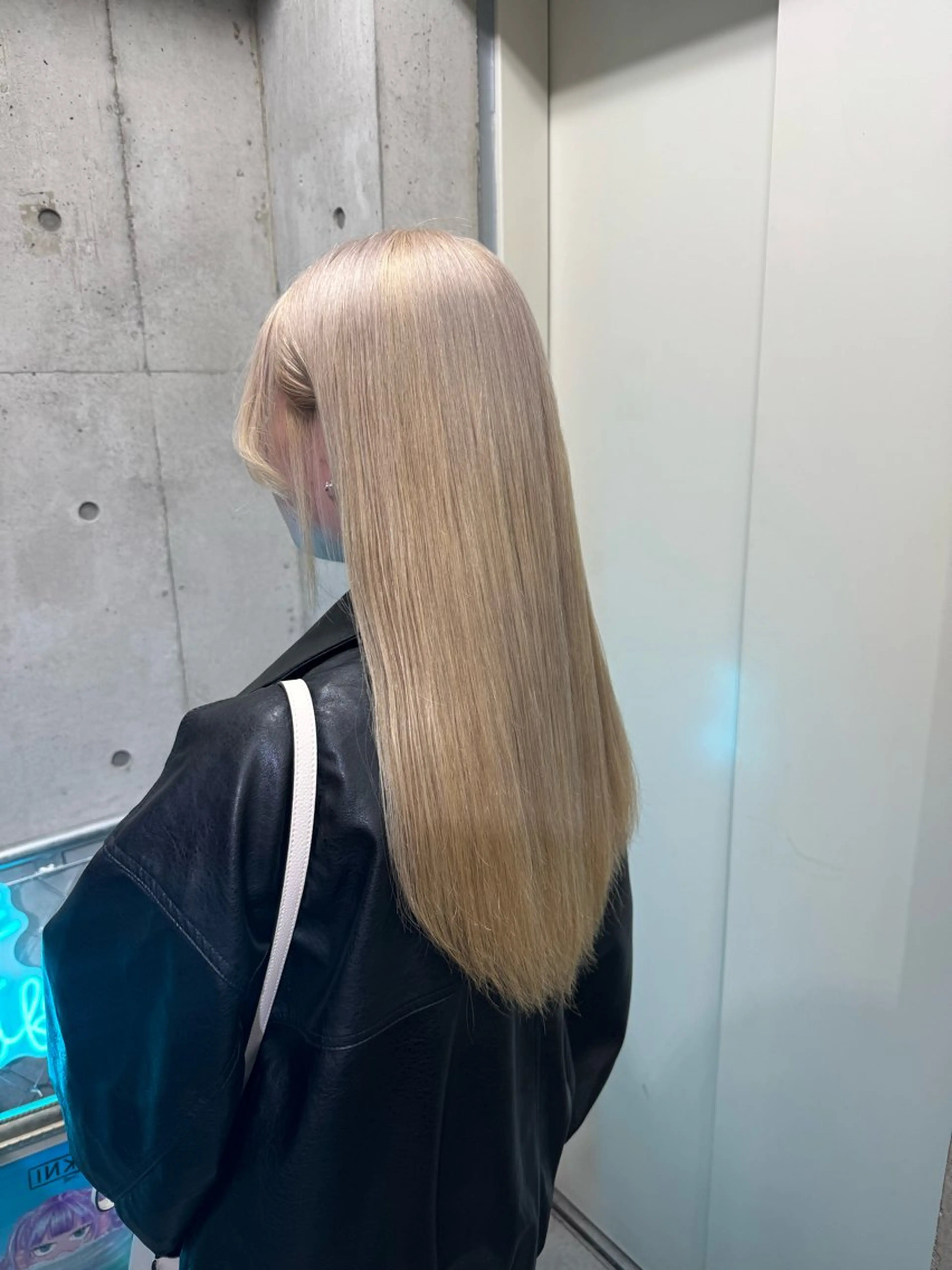 セミロング カラー ベージュカラー ブリーチ ミルクティーベージュ ♡₊⁺カットの天才 ？？AYANEのヘアスタイル