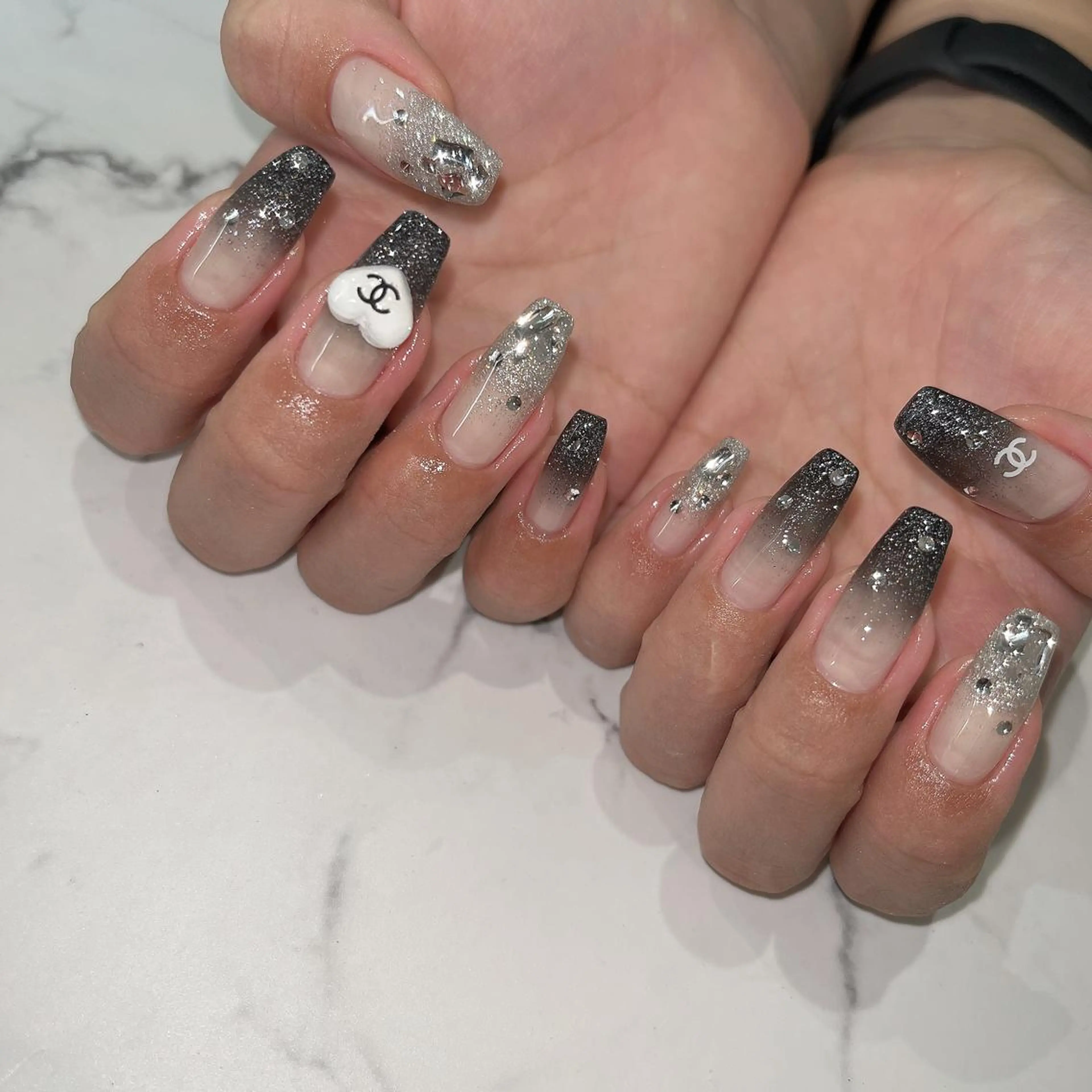 ネイル フットネイル フレンチネイル ジェルネイル ラメ(グリッター) ラメグラデーション ハンドネイル NEO Beauty Salon所属・𝐍𝐄𝐎 𝐉𝐔𝐑𝐈のネイルデザイン