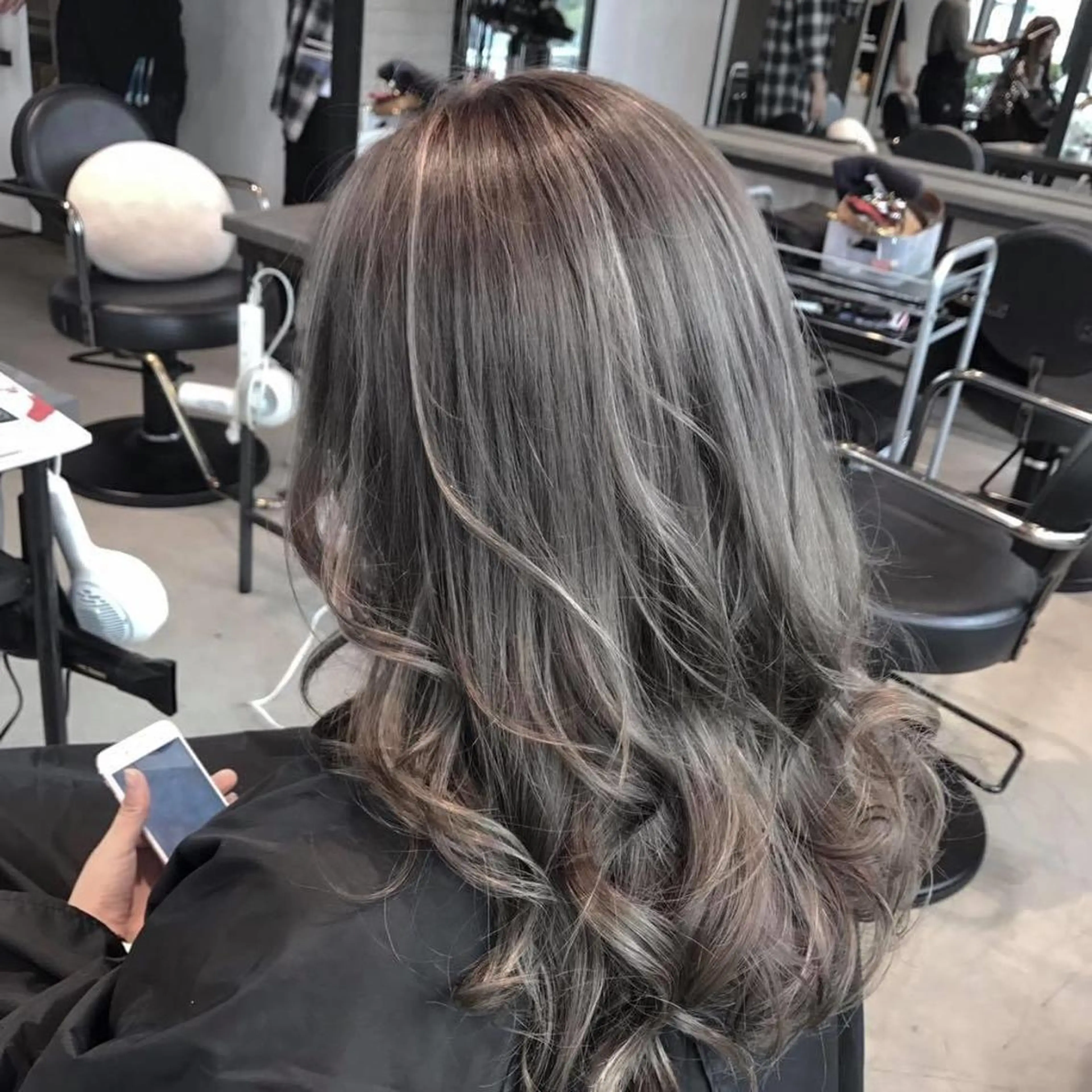 セミロング カラー アッシュ アッシュグレー ブリーチ ケアブリーチ ハイライトカラー eclair.髪質改善&トリートメント所属・【艶髪、透明感】西村 有司のヘアスタイル