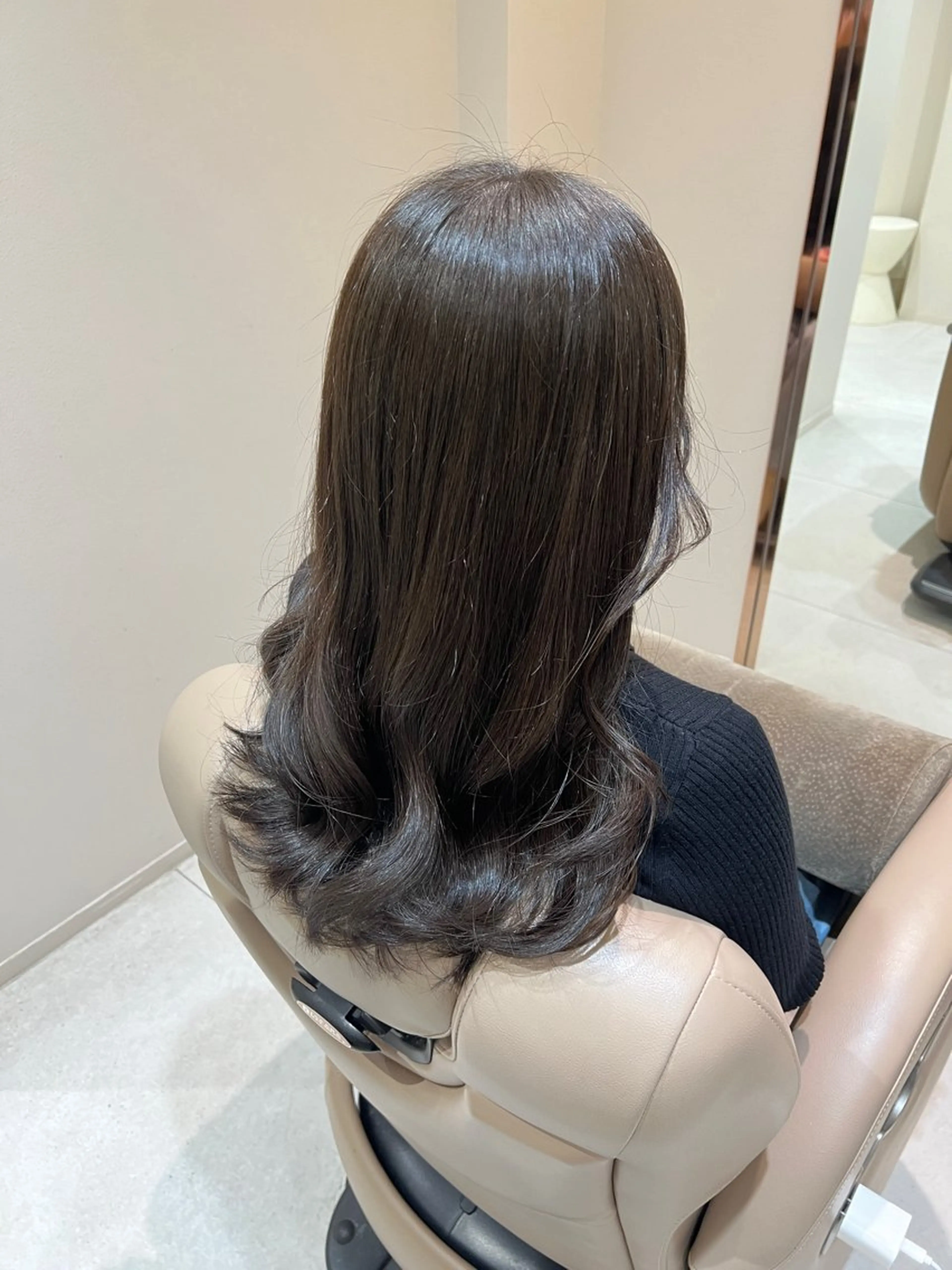 ロング カラー ベージュカラー 黒髪 オリーブベージュ カット ヘアカラー トリートメント ノイシキ サキのヘアスタイル