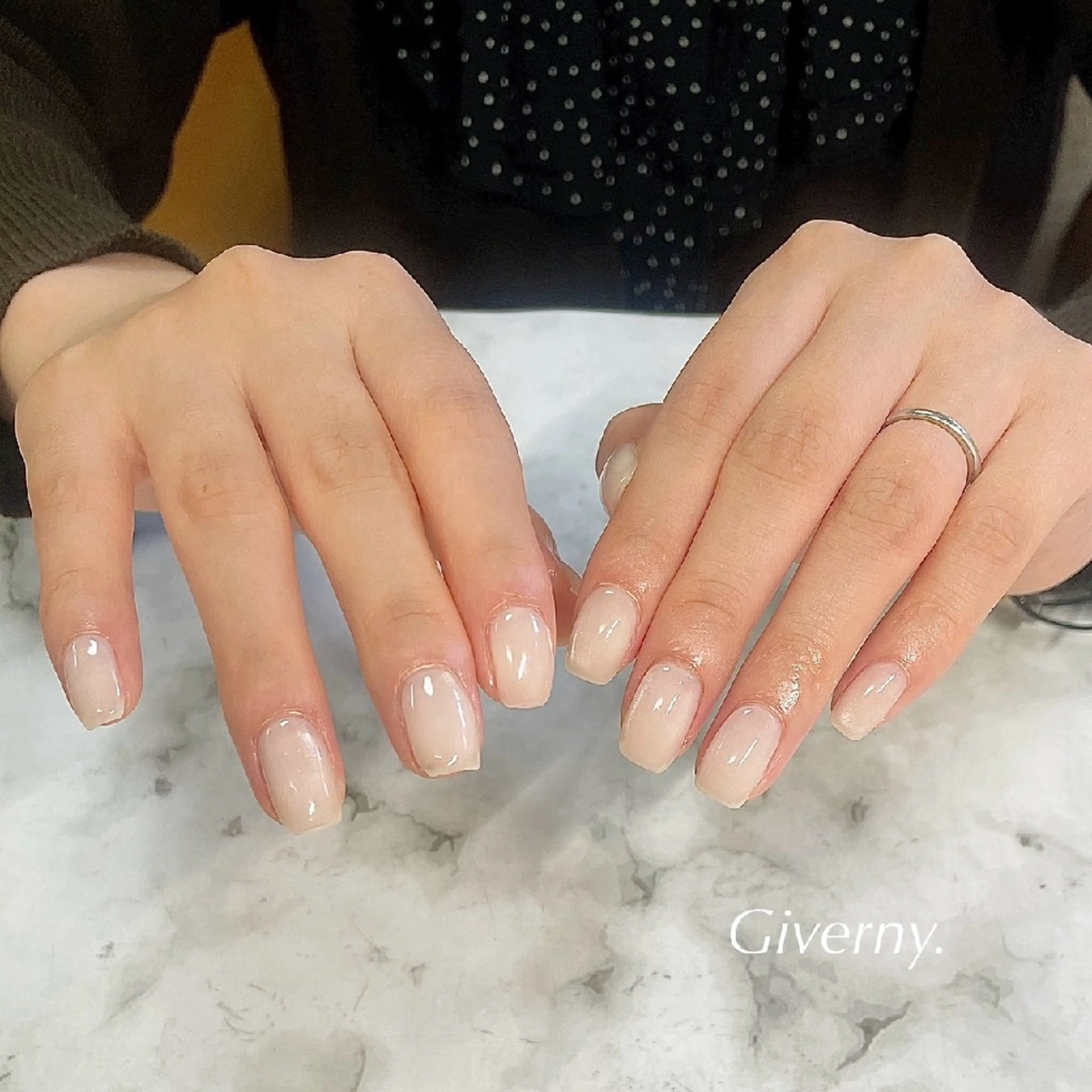 ネイル マグネットネイル オフィスネイル シンプルネイル ホワイト 冬ネイル ハンドネイル Giverny .のネイルデザイン