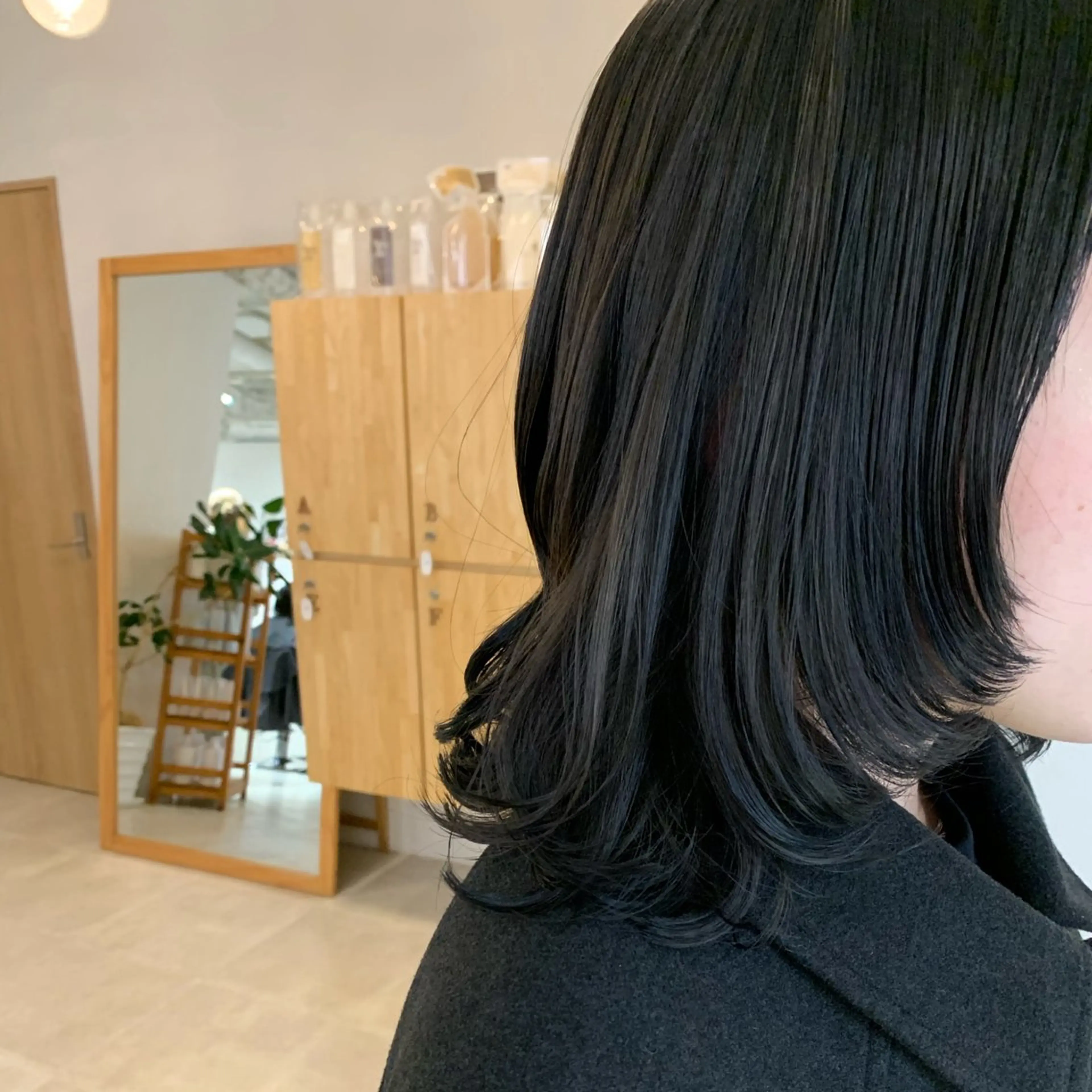 ミディアム カラー 黒髪 ブリーチ 透明感カラー 顔周りカット レイヤーカット Lily hair design所属・🩰淡色系カラー／ 南ゆかり（女性のみ）のヘアスタイル