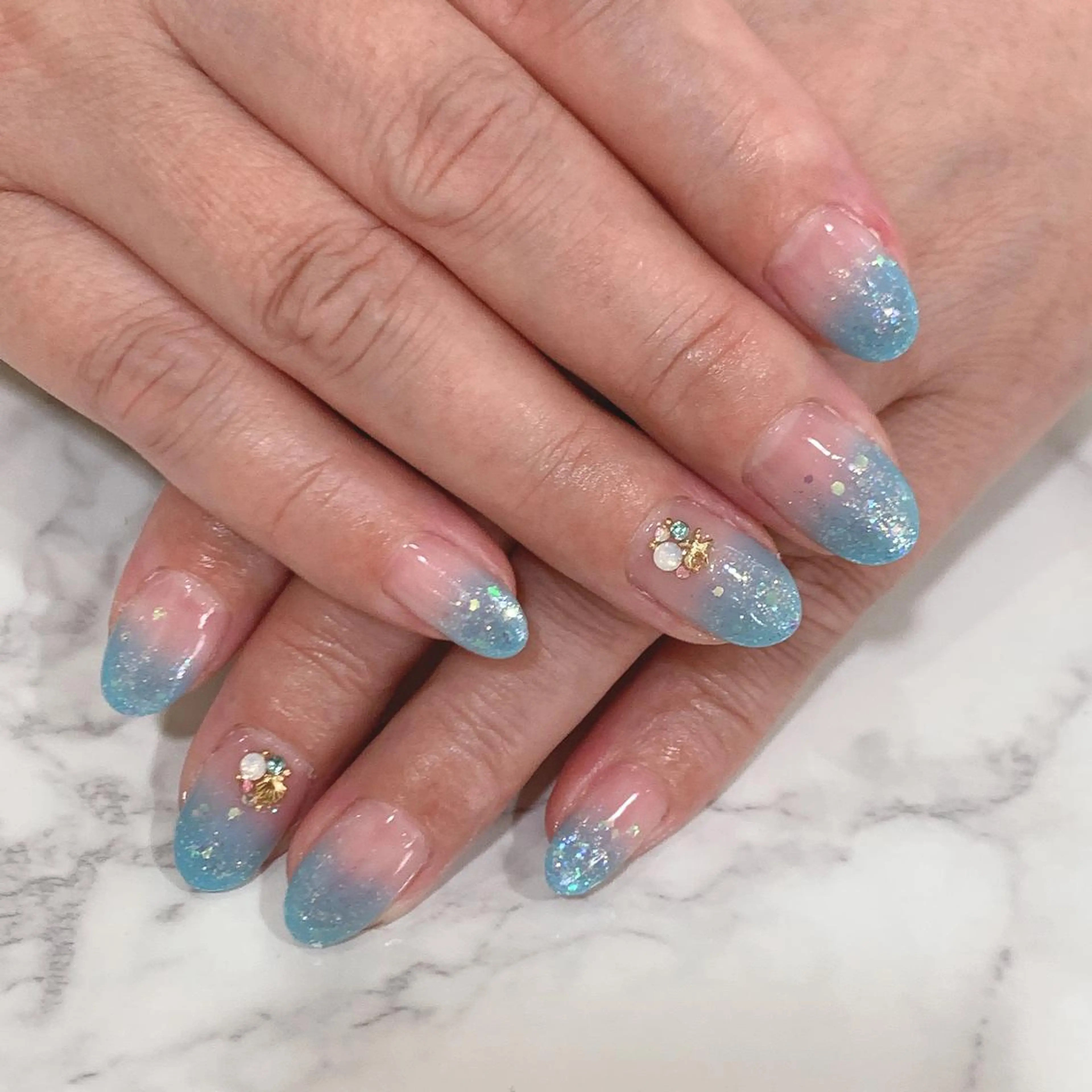ネイル ブルー グラデーション ストーンネイル 高橋 実和子のマツエク・マツパデザイン