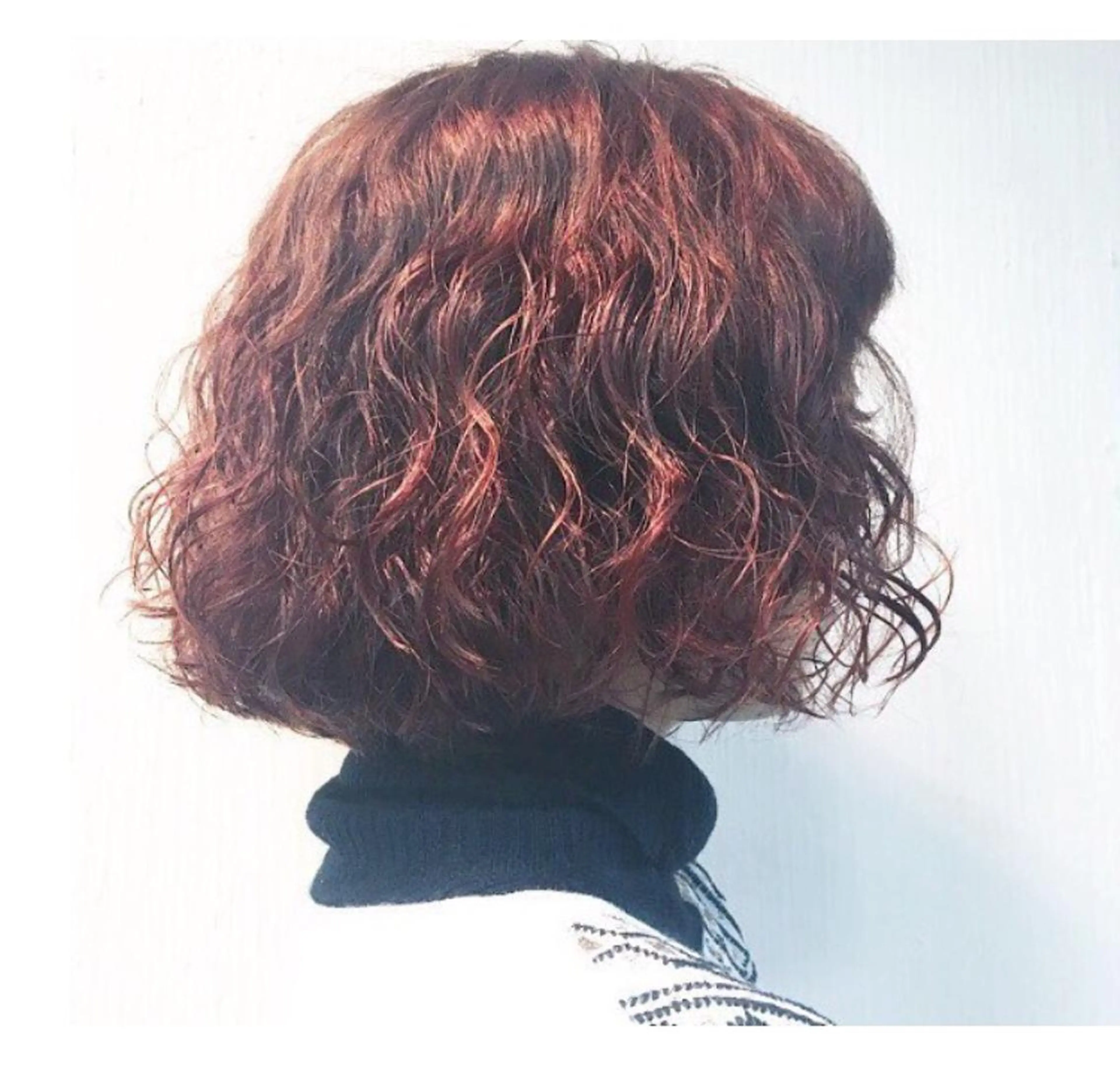 ミディアム カラー パーマ ブリーチ、パーマ 西部笑のヘアスタイル