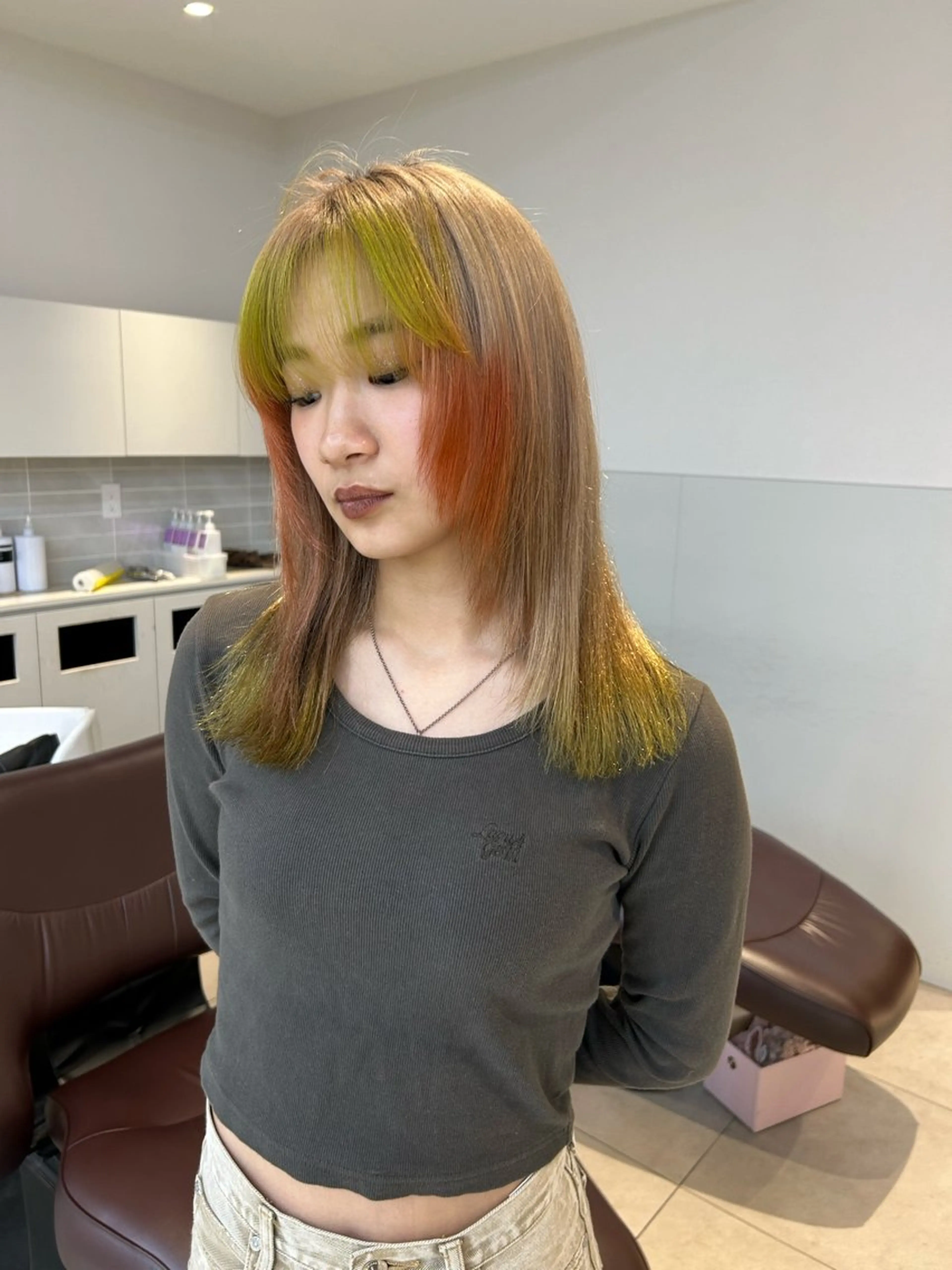 ミディアム カラー アッシュ アッシュブラウン ブリーチ ブラウンカラー ケアブリーチ ヘアカラー トリートメント ヘアセット ニュアンスレイヤー ハイトーンカラーのヘアスタイル