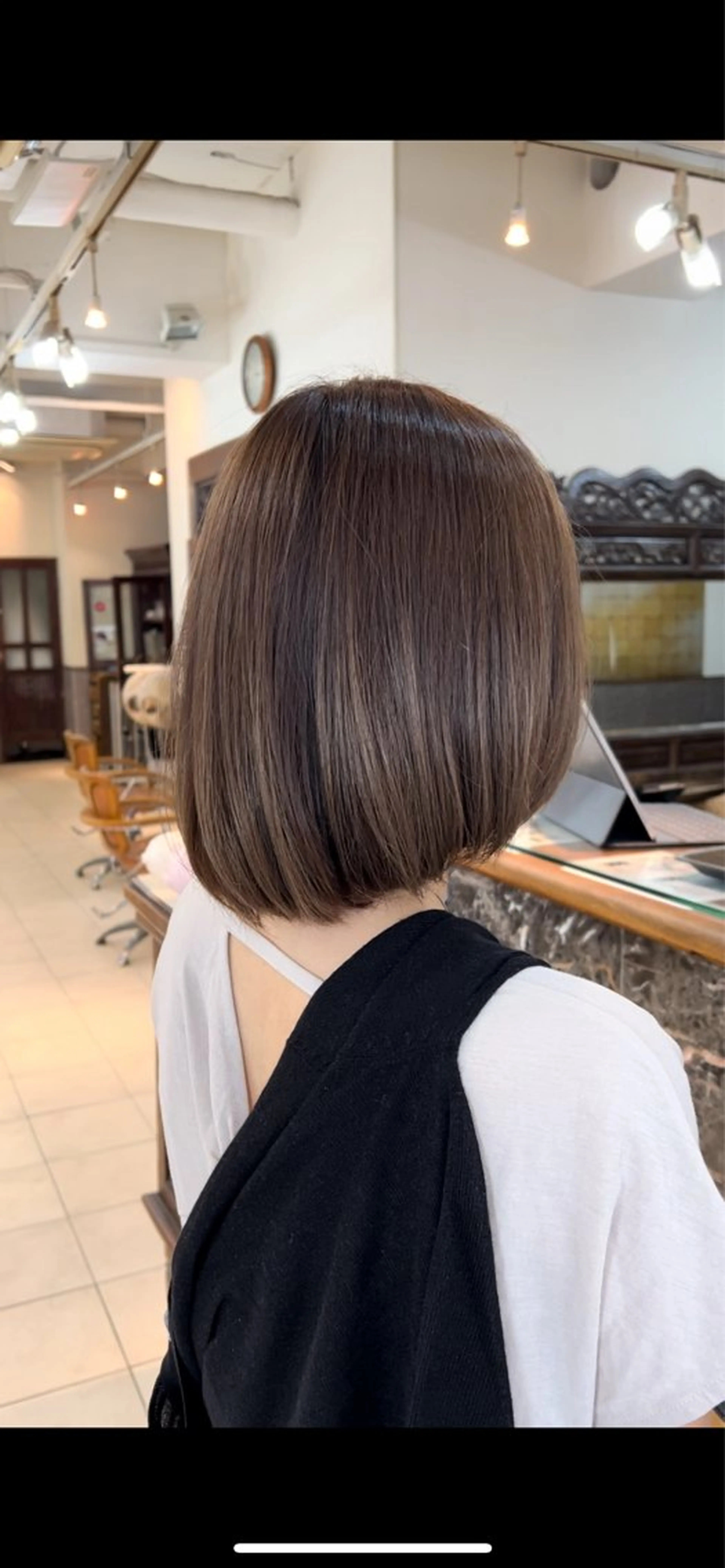 ショート カラー グレージュ シルバー ヘアカラー 白髪ぼかし脱白髪染め 大塚綾のヘアスタイル