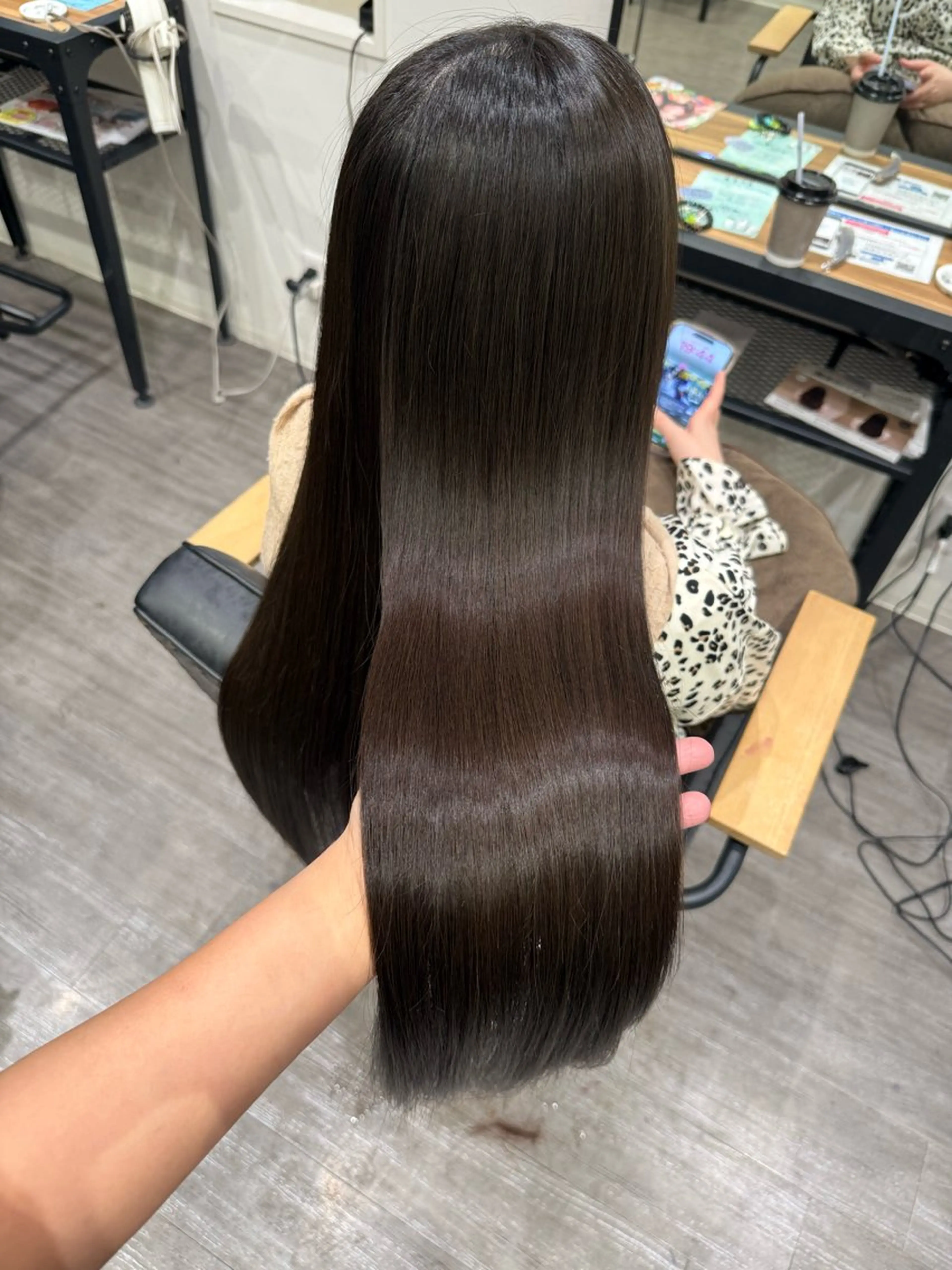 ロング カラー アッシュ アッシュブラウン ブラウンカラー オリーブアッシュ カット ヘアカラー トリートメント 上田 紗也のヘアスタイル