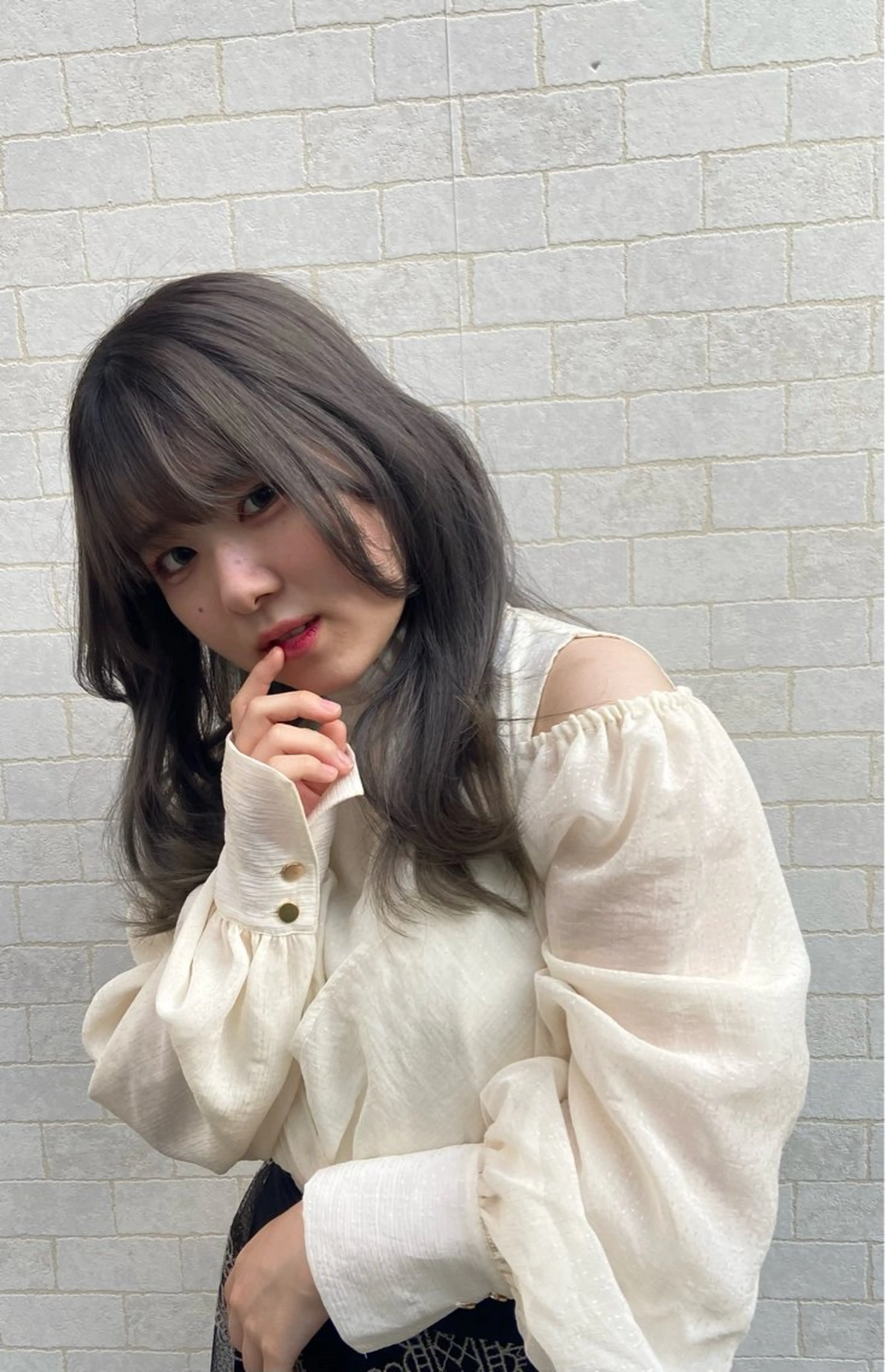 セミロング くびれヘア 顔周りカット/レイヤ ーカット透明感カラーのヘアスタイル