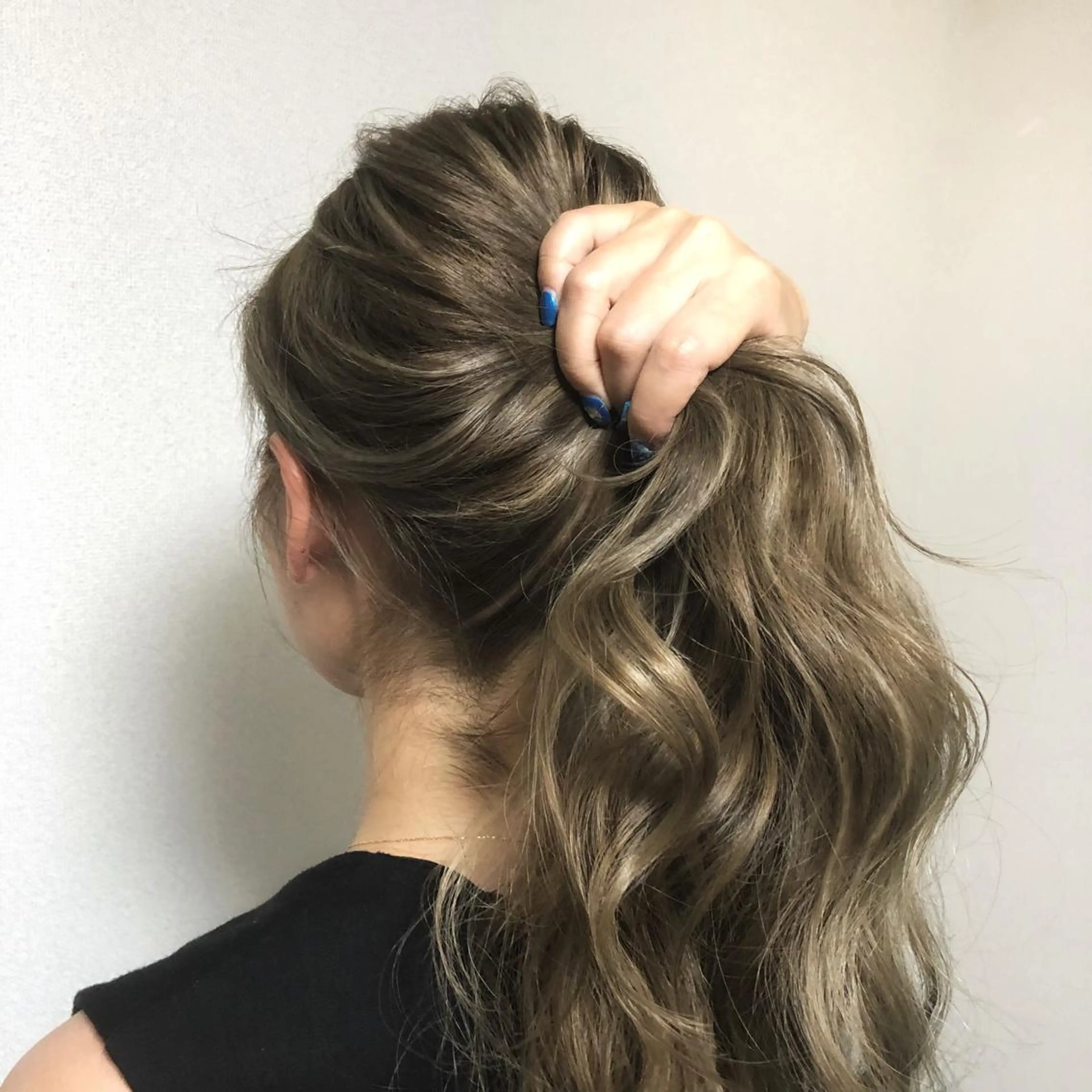 ロング カラー ヘアアレンジ 髪にドラマを。biscohair所属・biscohair 髪にドラマを。のヘアスタイル