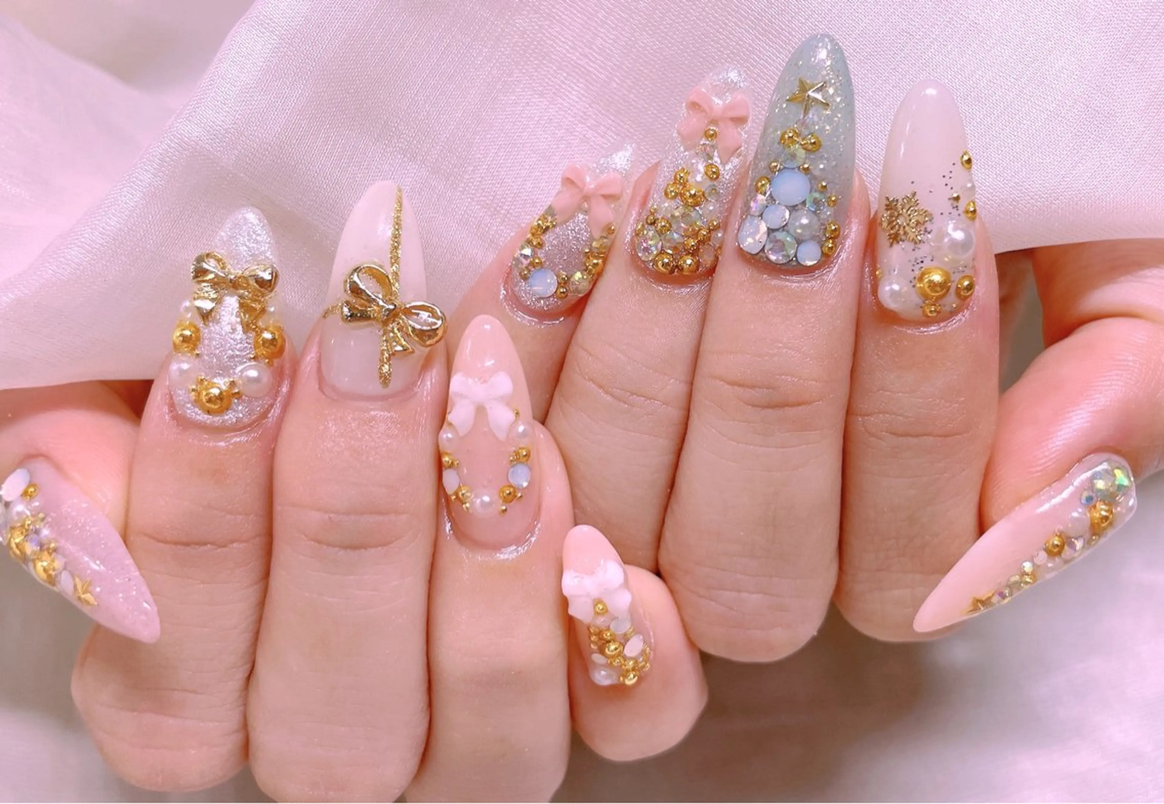 ネイル ブルー チークネイル フレンチネイル ハート ホログラムネイル ハンドネイル 美爪パラジェル導入店 Sunnilyのネイルデザイン