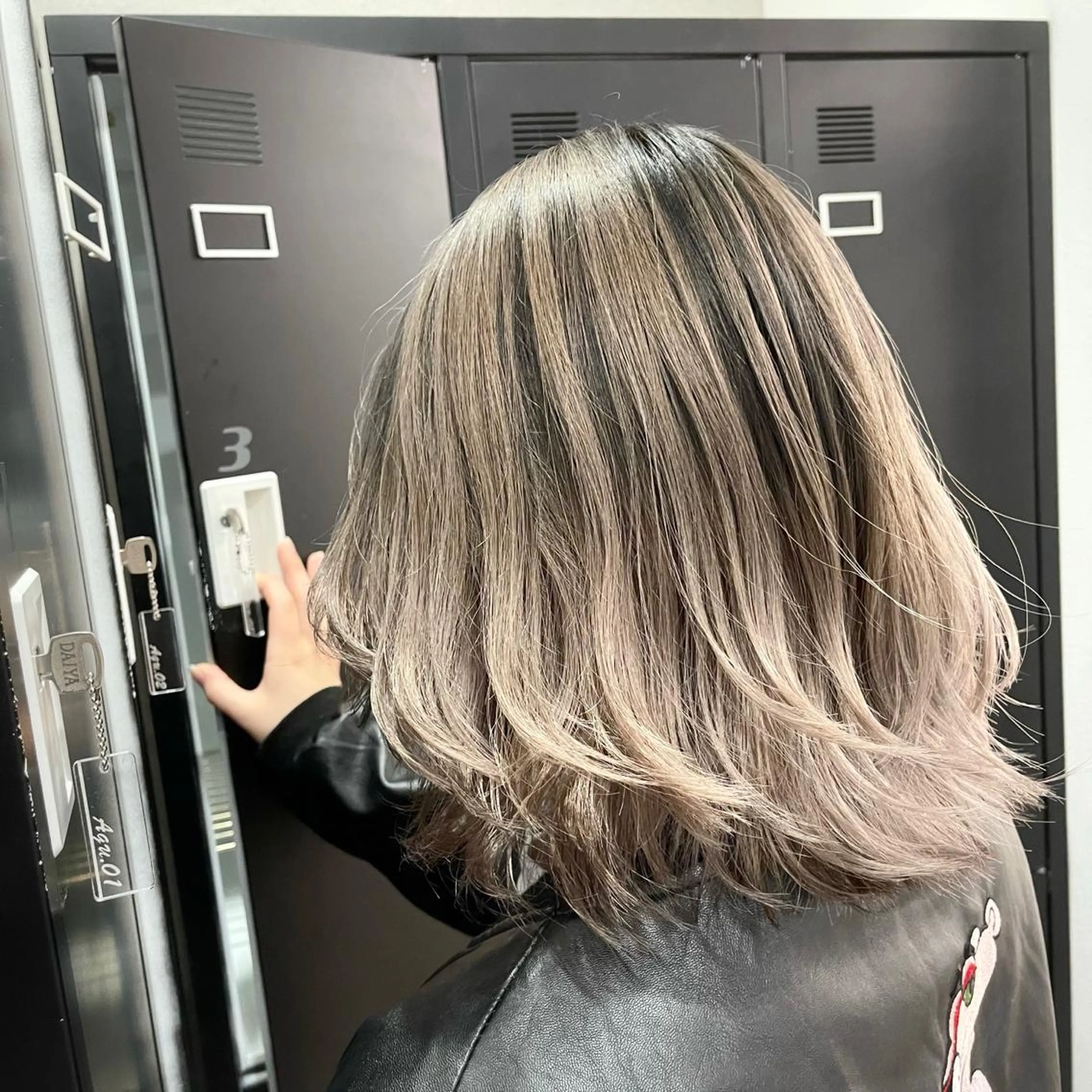 ミディアム カラー ヘアアレンジ バレイヤージュ デザインカラー ハイライトカラー 外国人風カラー ハイライト アンドウ ユウ/ レイヤーカット/韓国のヘアスタイル