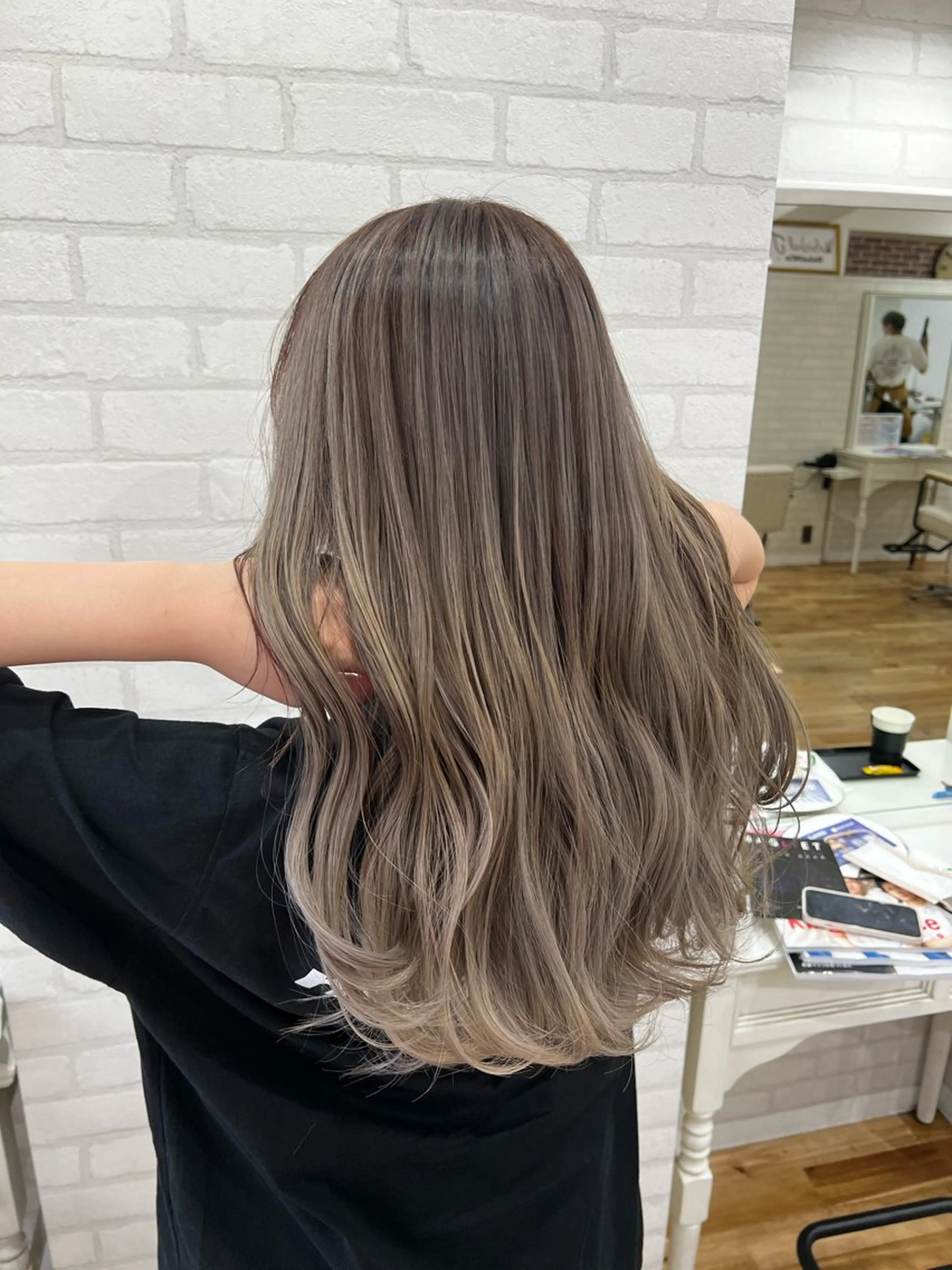 セミロング カット ヘアカラー トリートメント ミルクティーカラー グレージュ　高山慧輔のヘアスタイル