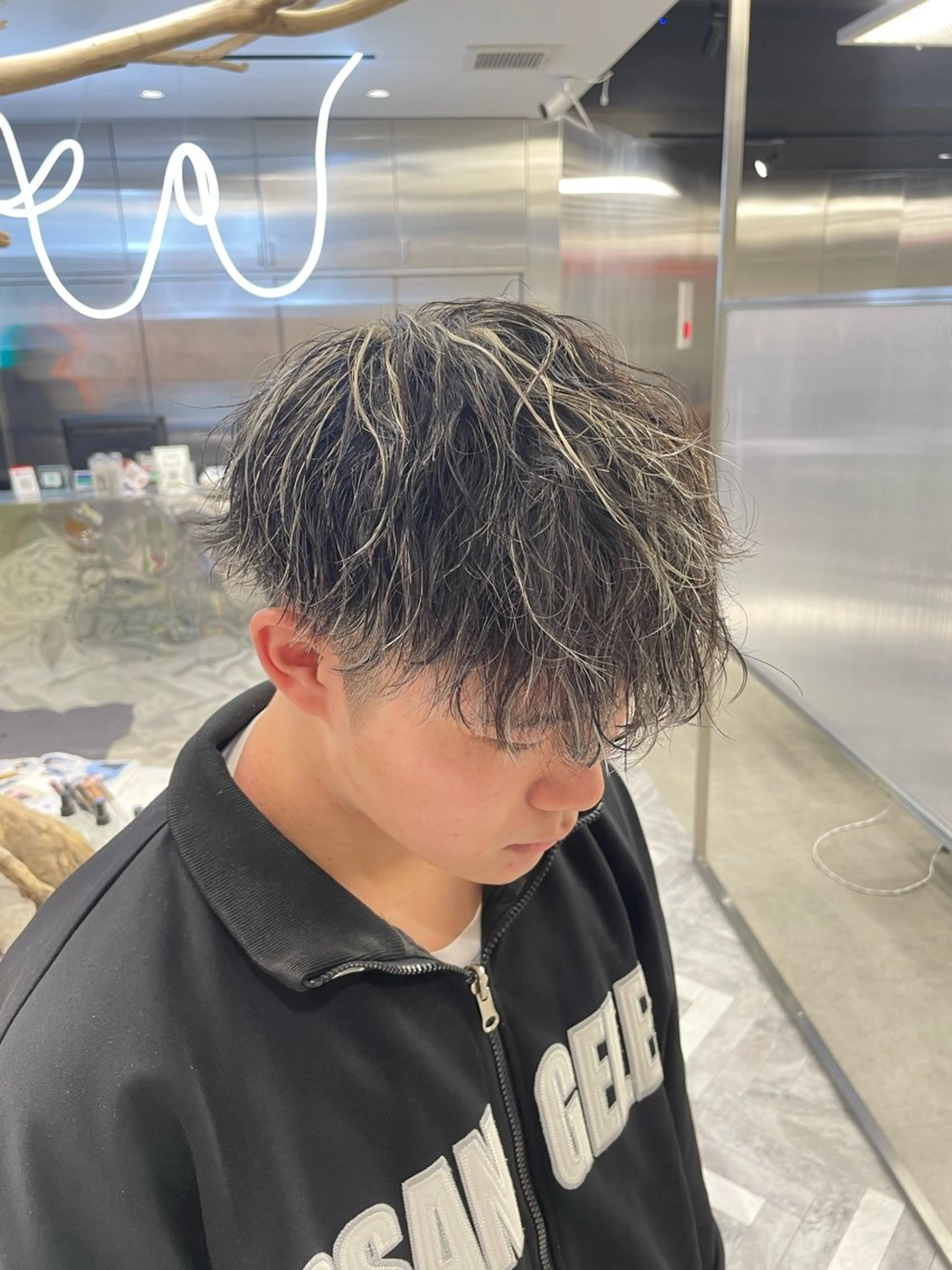 ショート カラー パーマ メンズ メンズメッシュ メンズパーマ メンズツイストパーマ 波巻きパーマ メッシュ カット パーマ カラーモデル⚡️ REONのヘアスタイル