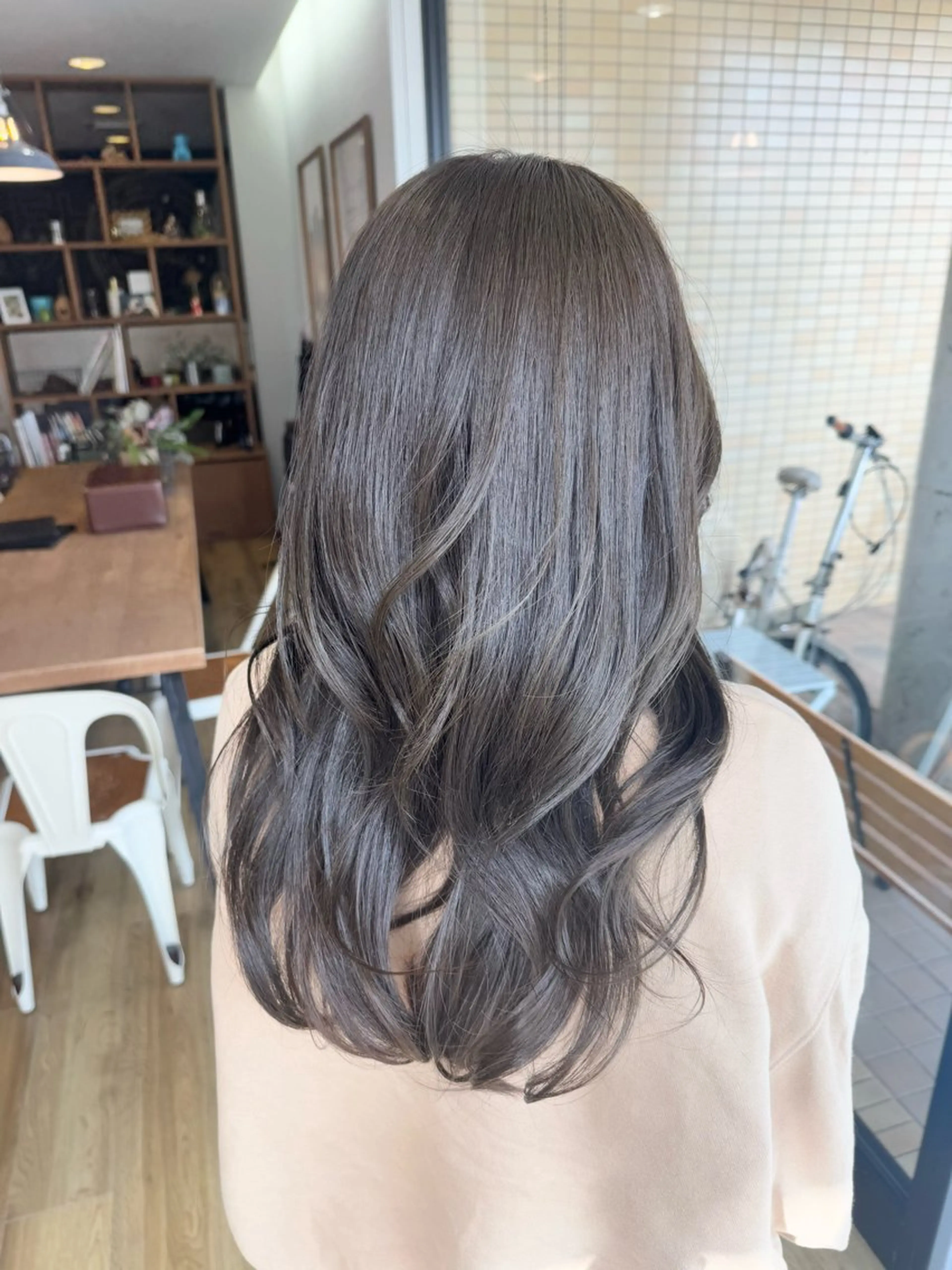 ロング カラー グレージュ オリーブグレージュ オリーブグレー ヘアカラー トリートメント ツキダテ ユイのヘアスタイル