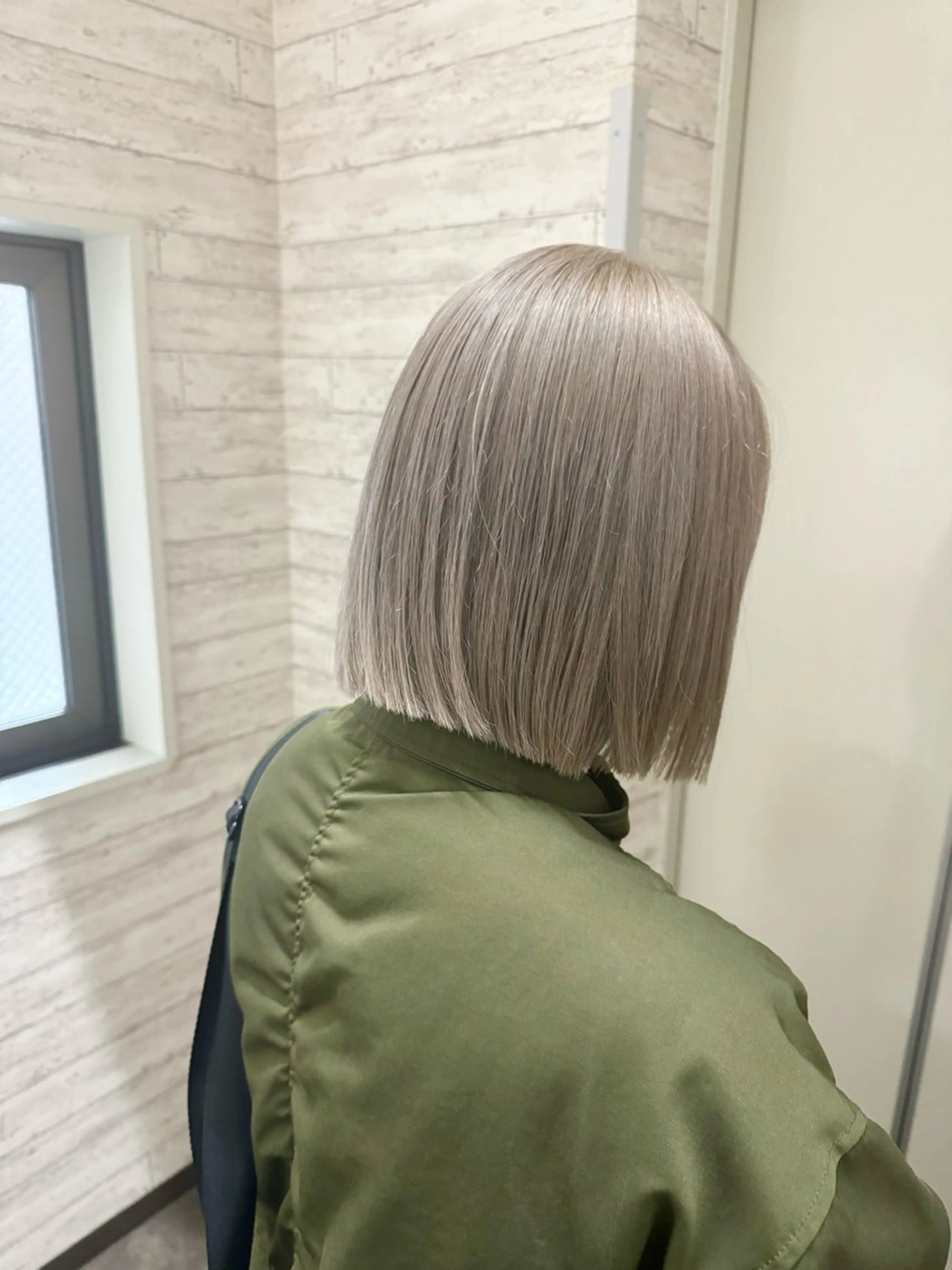 ショート カラー バレイヤージュ ミストバング ベージュカラー ブリーチ 抜きっぱなしブロンド ヘアカラー トリートメント SALOWIN札幌大通り所属・札幌ハイトーン/ ブリーチカラー/ドイのヘアスタイル