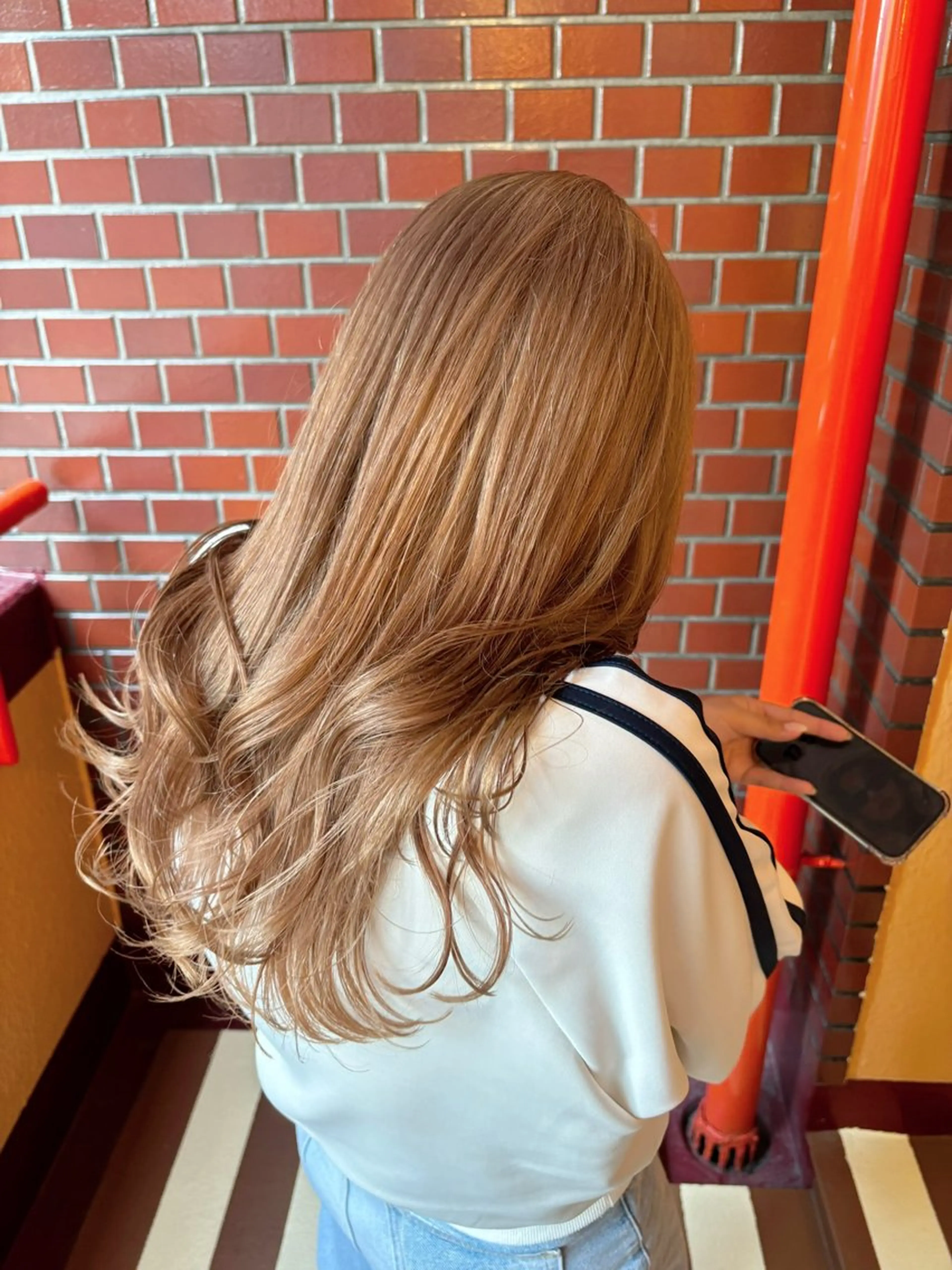 ロング シオン/艶髪/ グレージュカラーのヘアスタイル