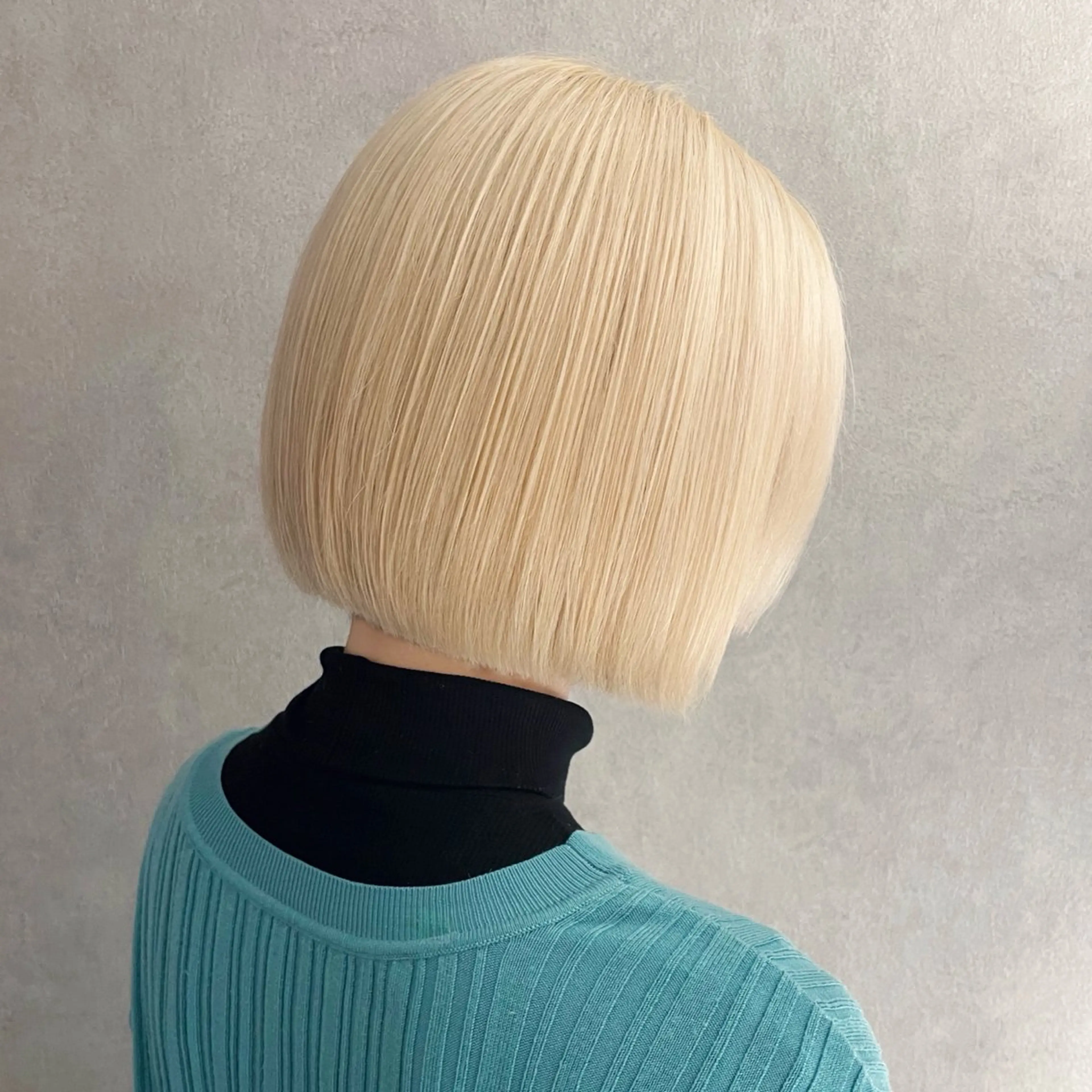 ショート カラー 切りっぱなしボブ ブリーチ ハイトーンカラー ボブ ショートヘア GO TODAY シェアサロン 原宿Verno店所属・ブリーチ/髪質改善/ ボブ特化/よしきのヘアスタイル