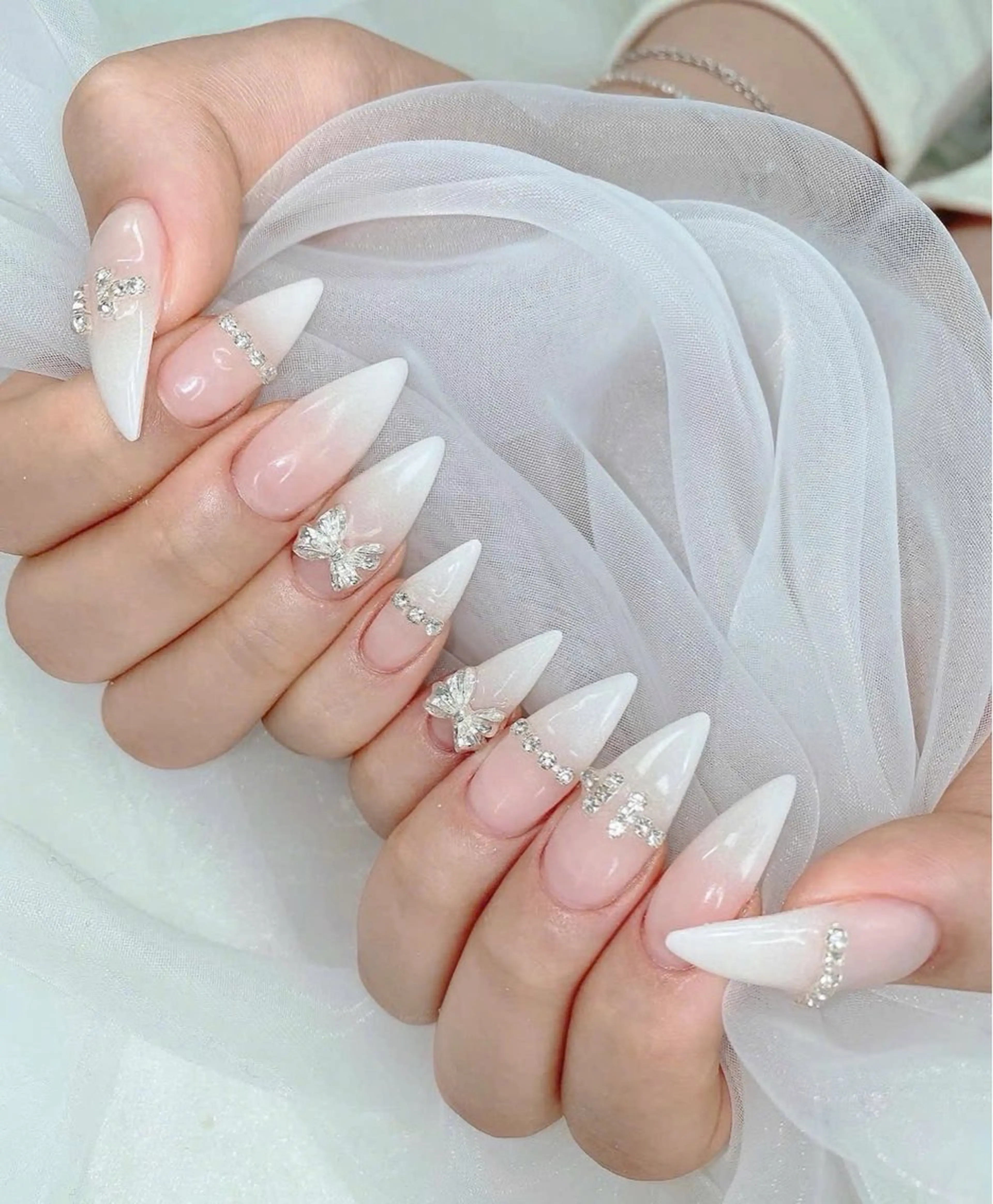 ネイル フラッシュネイル フレンチネイル グラデーション キラキラネイル 韓国ネイル ハンドネイル Lyna Nail のネイルデザイン