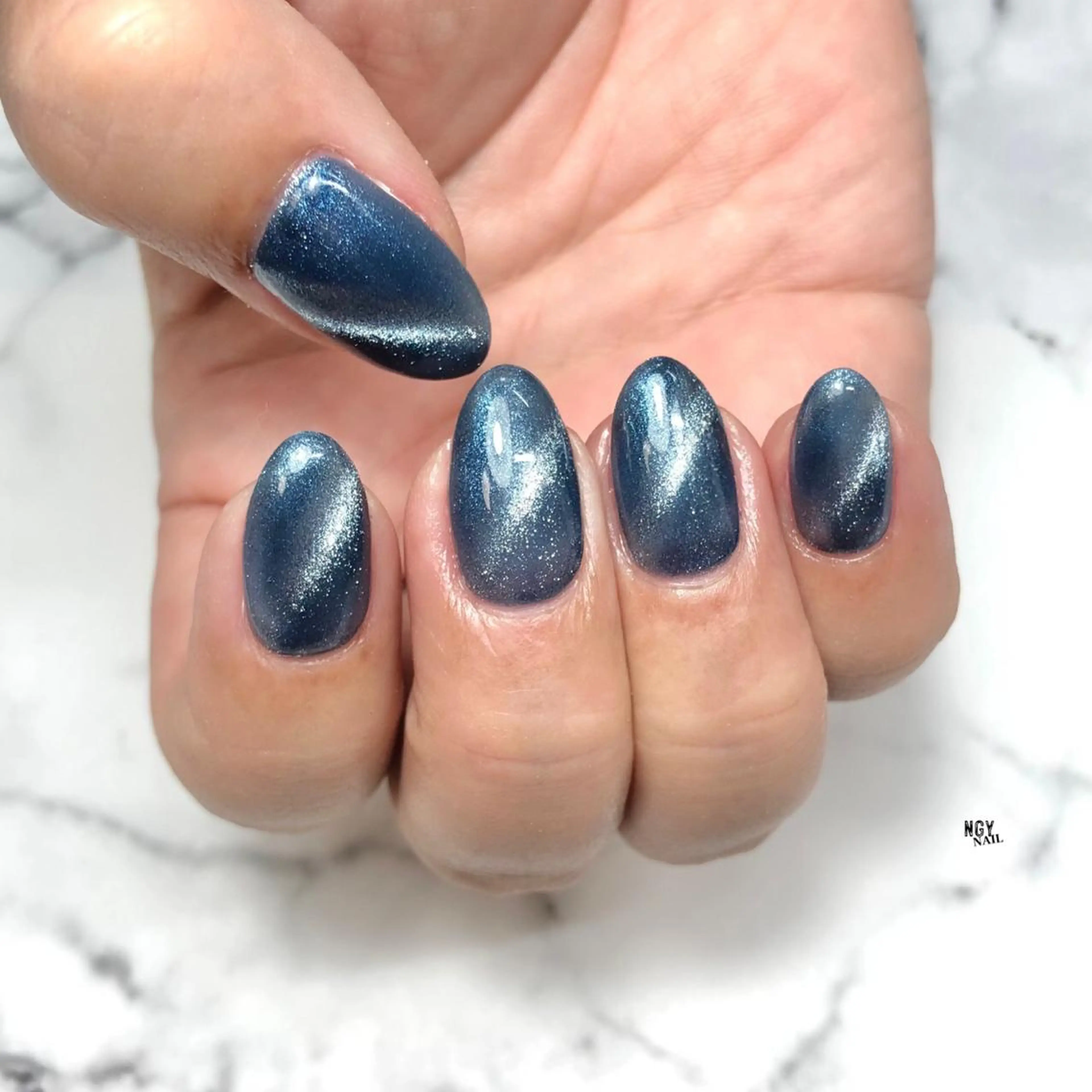 ネイル ブルー ジェルネイル ラメ(グリッター) マグネットネイル ワンカラーネイル ハンドネイル NAIL NOWのネイルデザイン