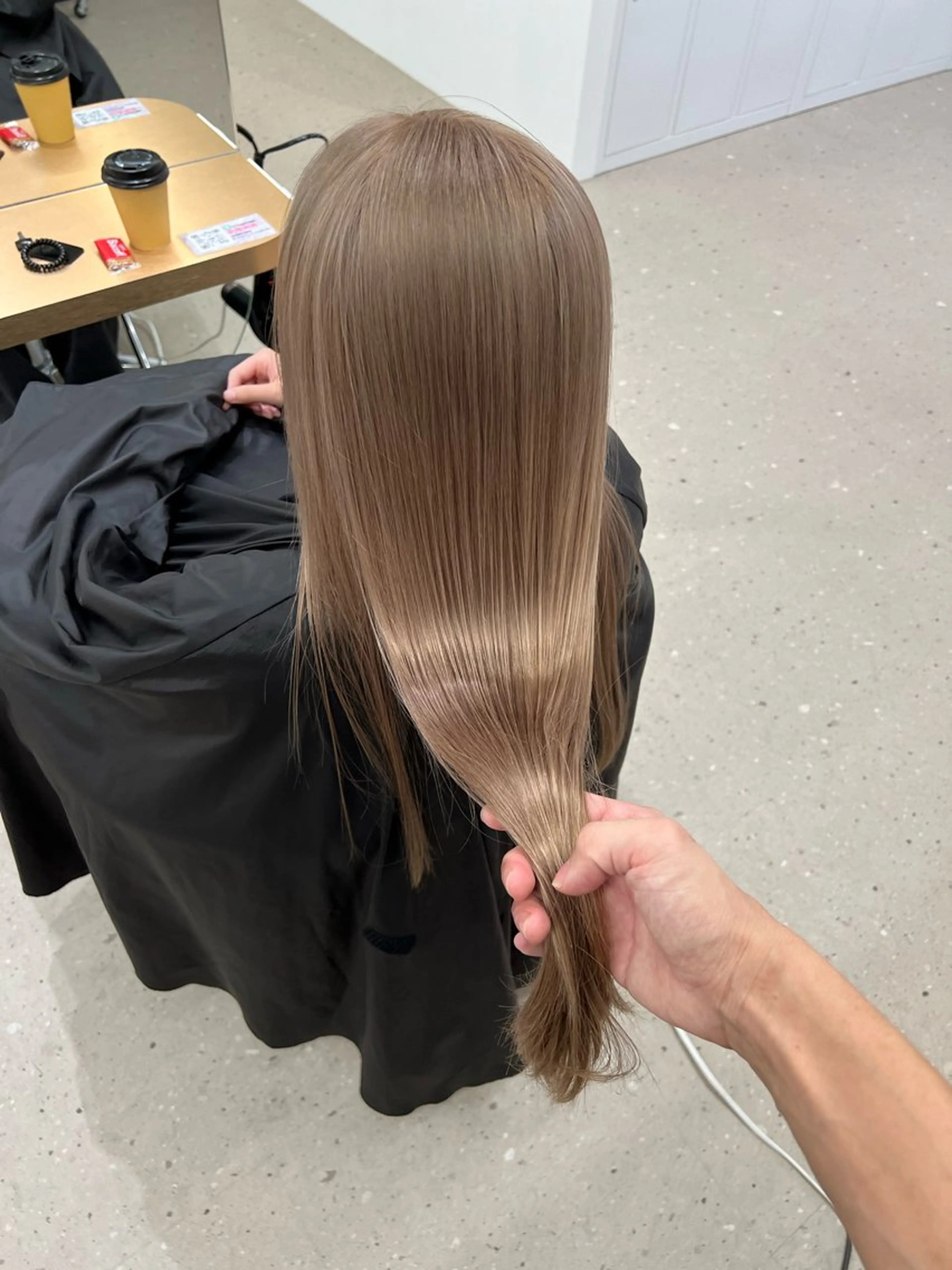 ロング カラー ベージュカラー ハイトーンカラー ハイトーンベージュ ロング knowhow京都所属・三宅 昌太のヘアスタイル
