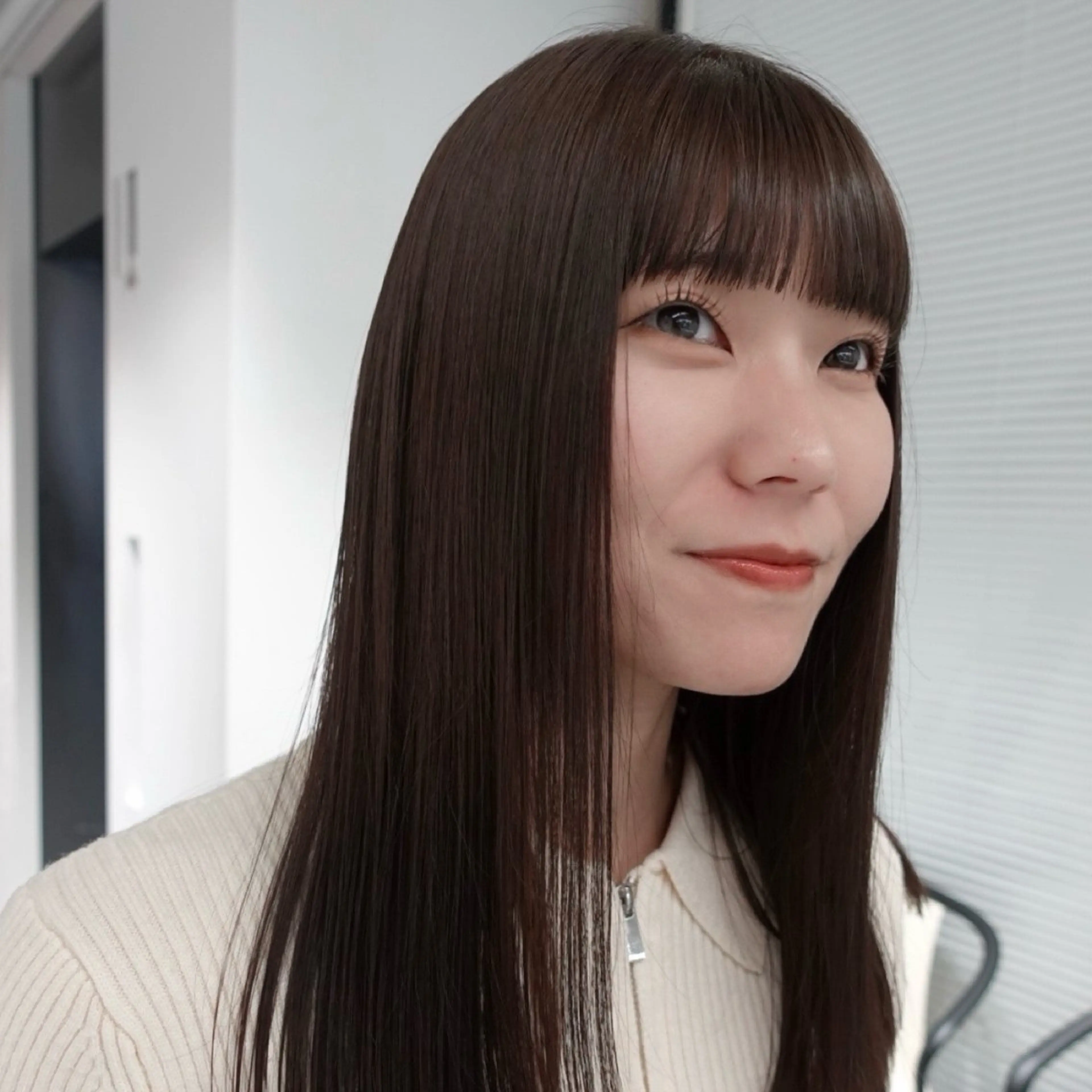 セミロング カラー ヘアアレンジ ブラウンカラー オリーブブラウン 縮毛矯正 🌐サトウ リョウ🌐のヘアスタイル