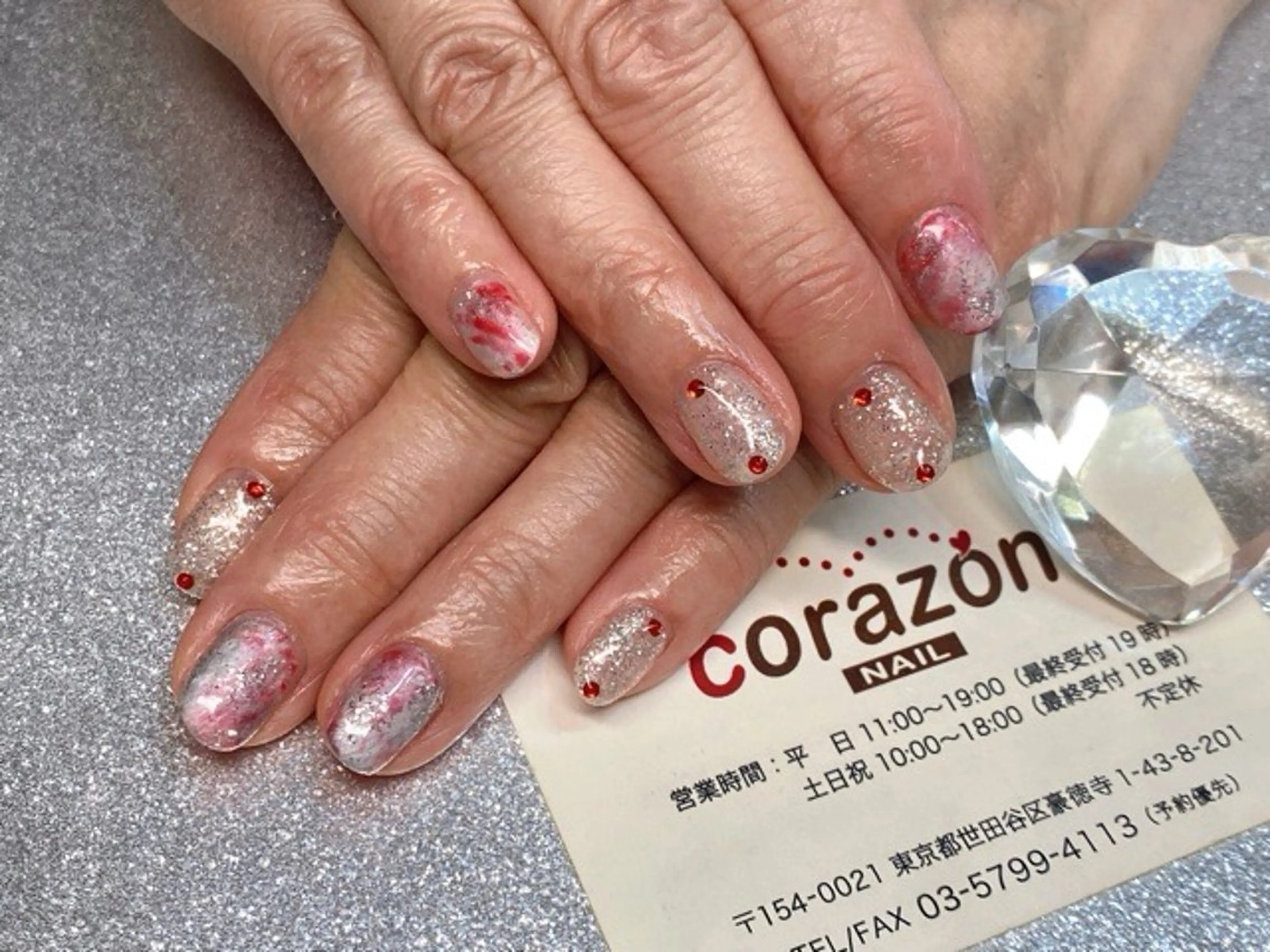 ネイル アートネイル 大理石ネイル(マーブル) 赤色 シルバー ハンドネイル ハンドケア corazon所属・ネイリスト aicoのネイルデザイン