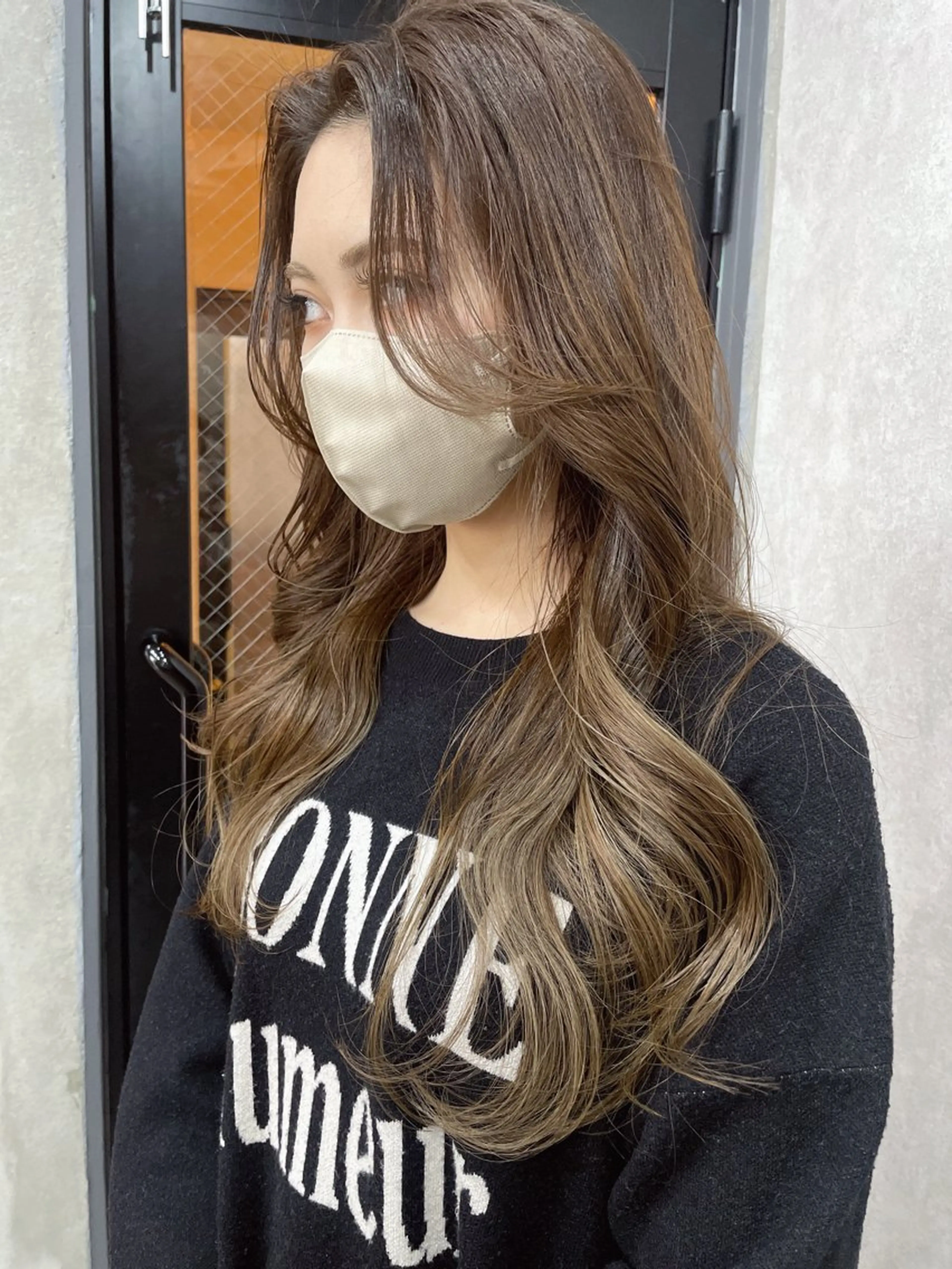 ロング カラー ベージュカラー AIRI layer cut hairのヘアスタイル