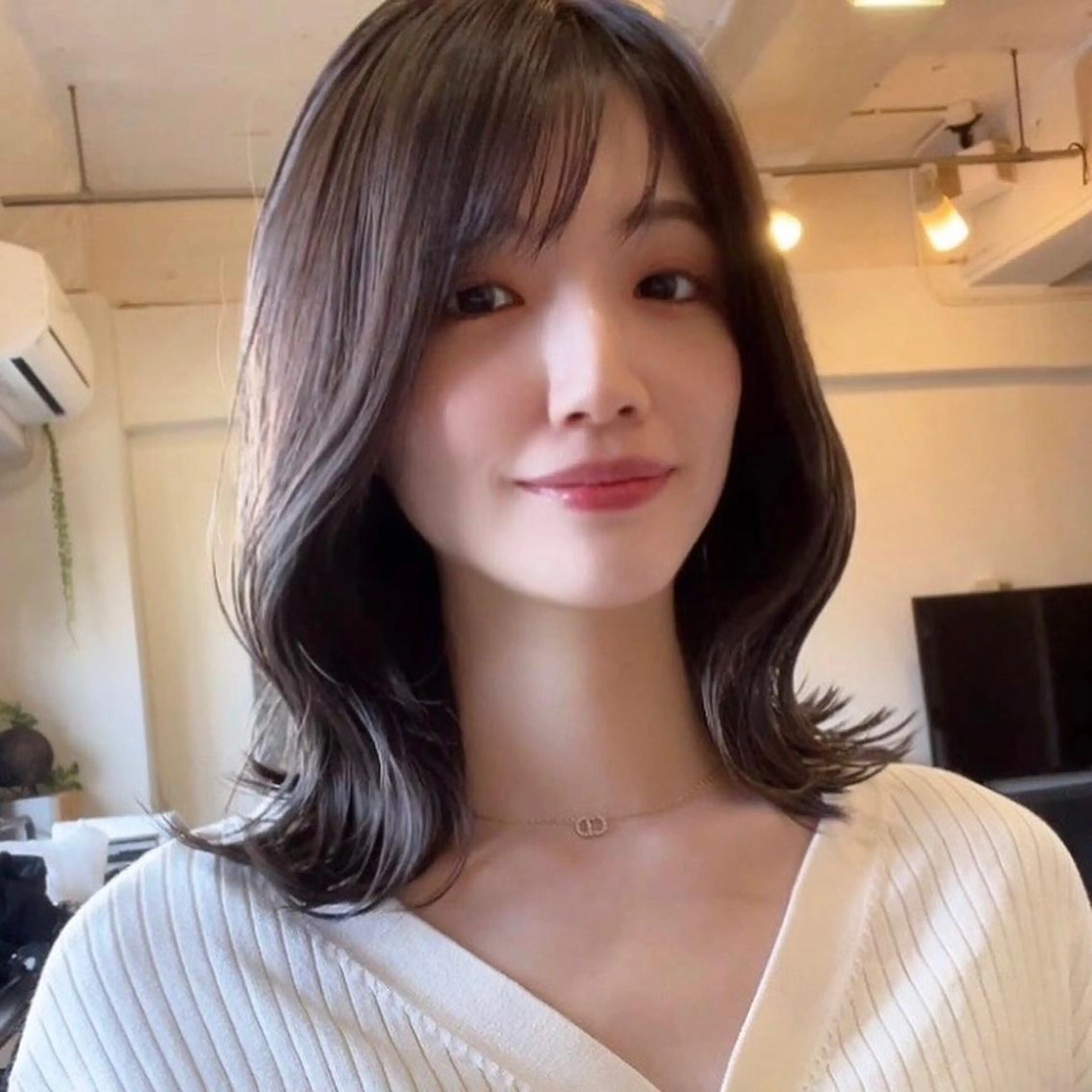 ミディアム カラー 黒髪 ブルーカラー ブルーブラック インナーカラー くせ毛 カット ヘアカラー トリートメント 透明感×髪質改善🧸 韓国ヘア　武田涼のヘアスタイル