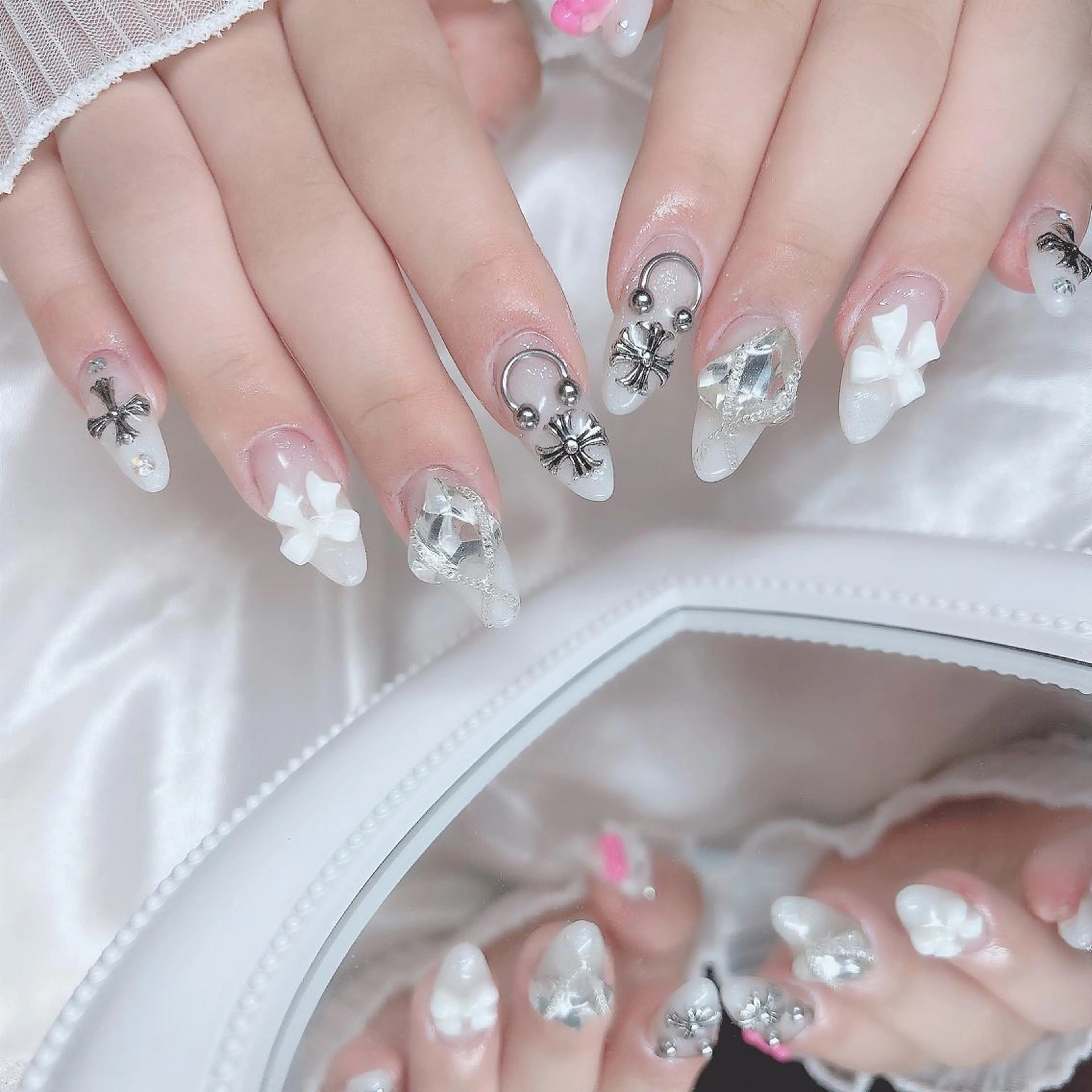 ロング カラー ヘアアレンジ ネイル マツエク・マツパ アイブロウ 眉カラー 韓国風マツエク ワンホンマツエク 韓国風ヘア チークネイル ハンドネイル merci nail所属・merci nailのネイルデザイン