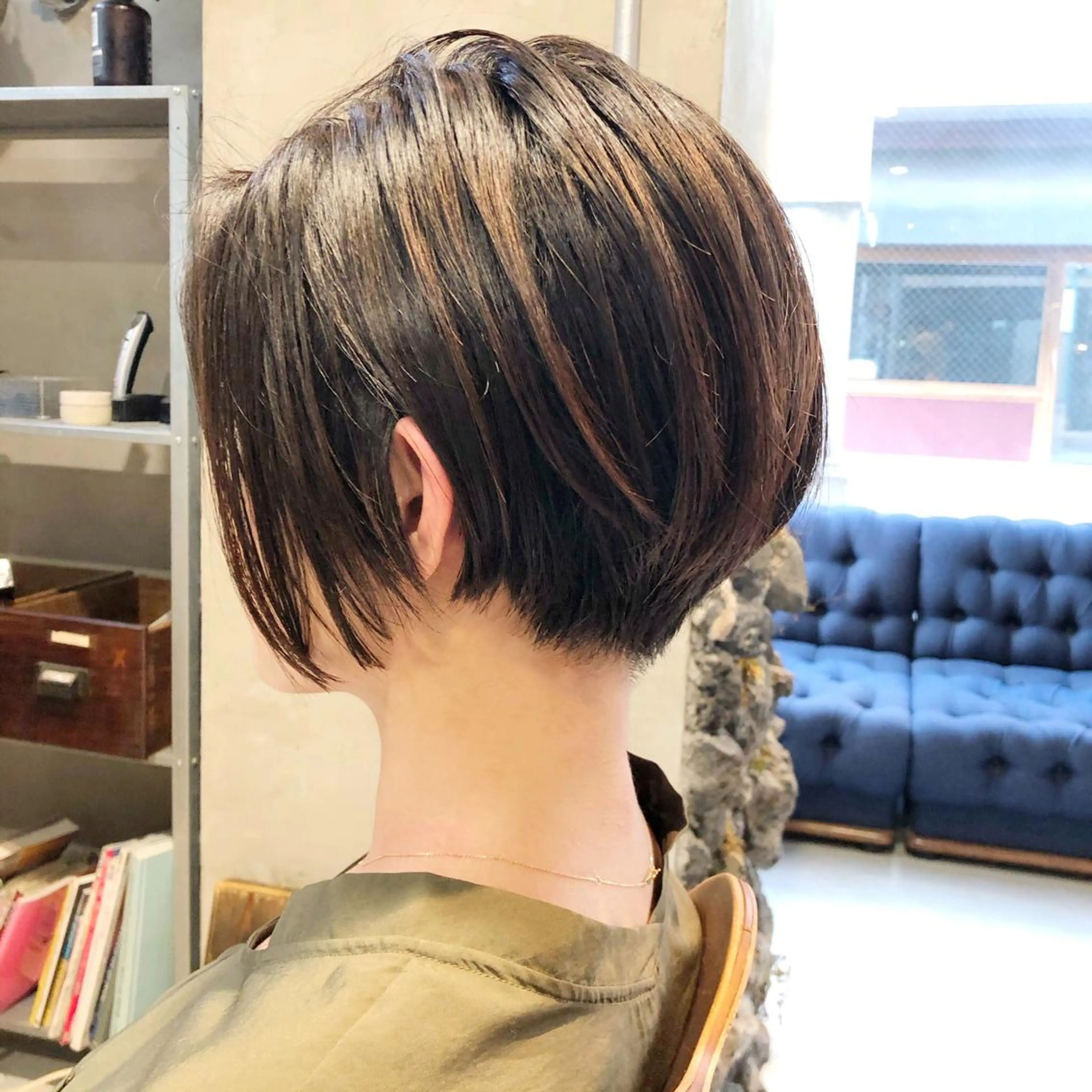 すきバサミを使わないカット+プラチナカラー+最新トリートメントの写真