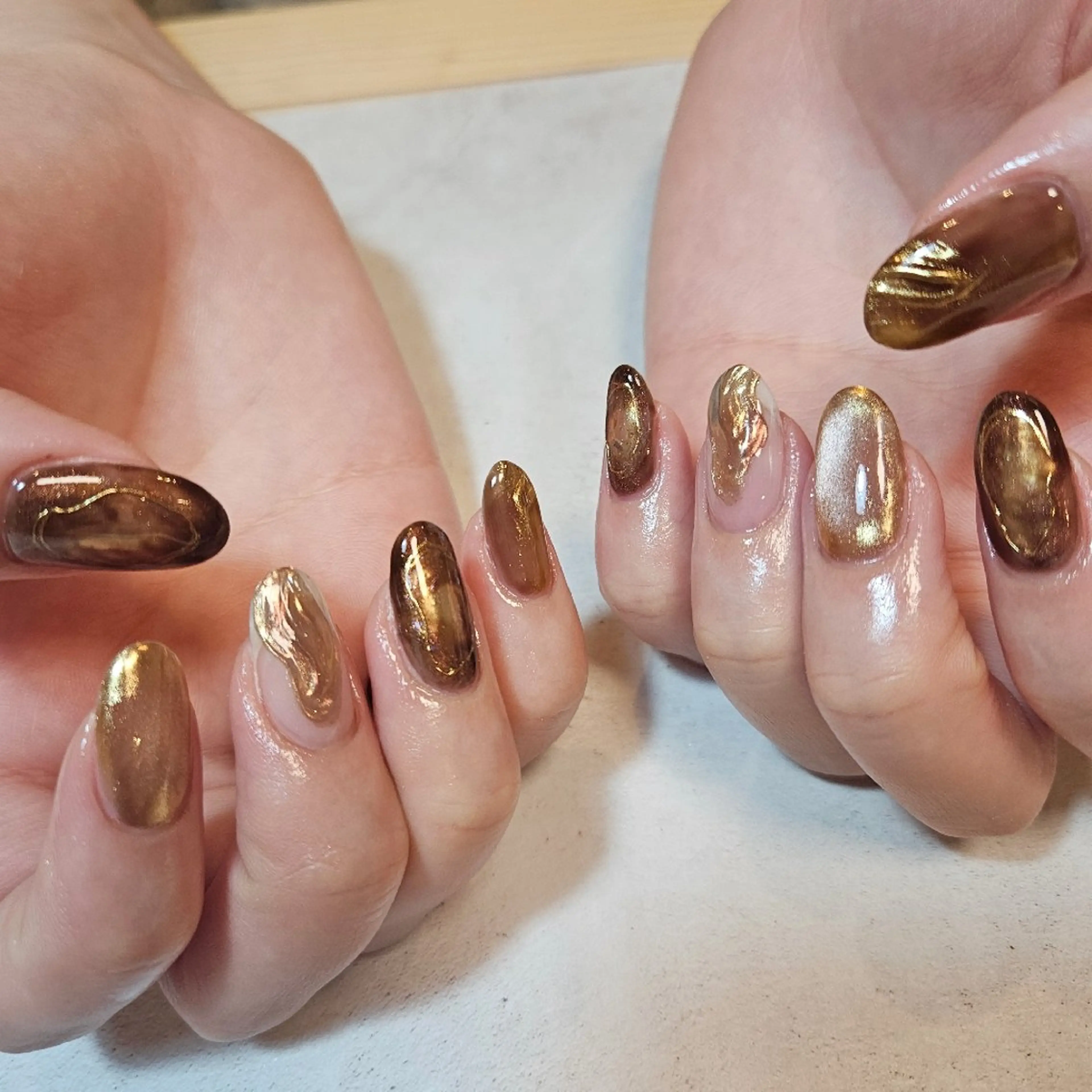 ネイル ブラウン キラキラネイル マグネットネイル ニュアンスネイル ぷっくりネイル ハンドネイル Nailsalon manoのネイルデザイン