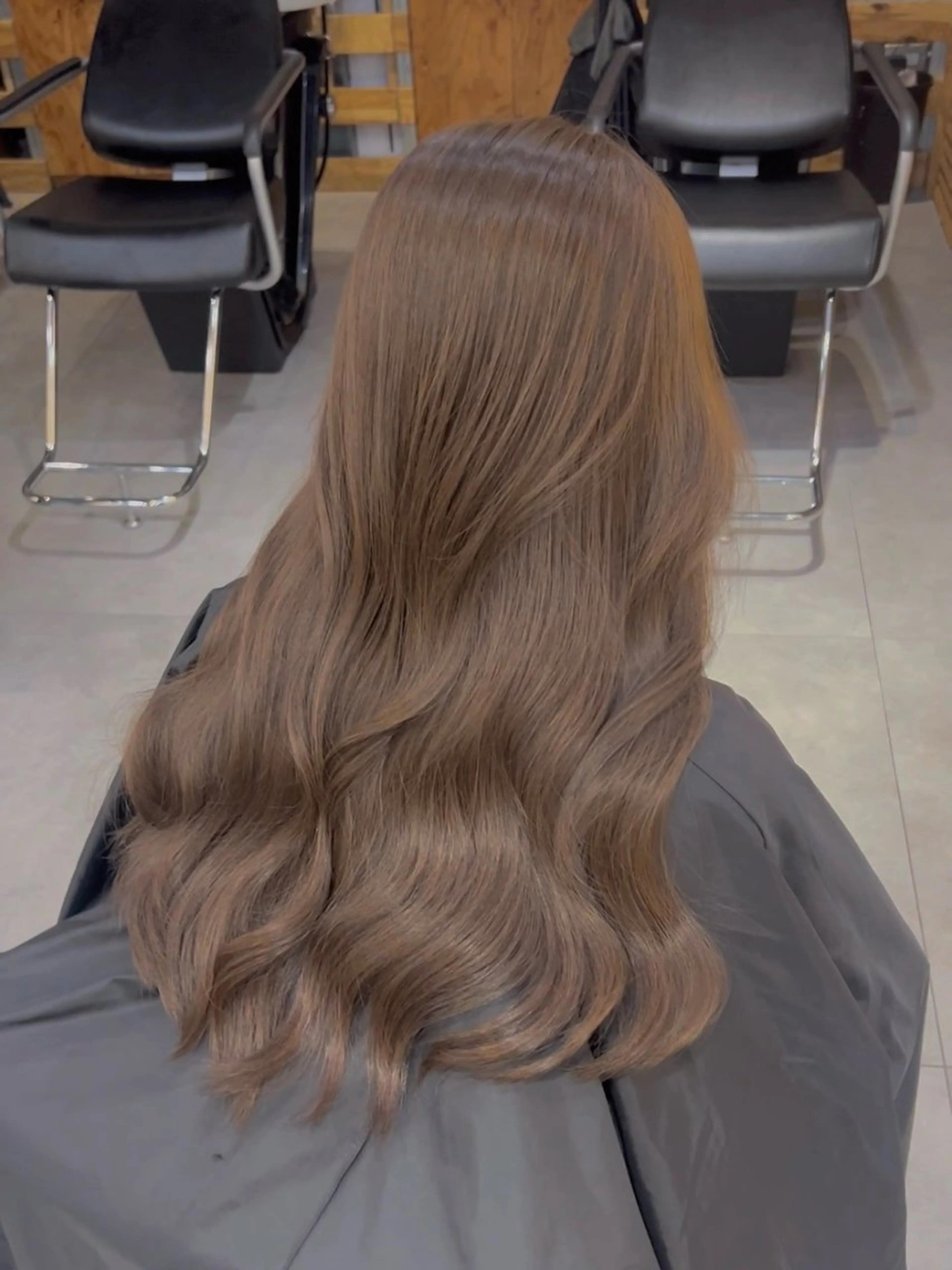 セミロング カラー パーマ アッシュ アッシュグレー アッシュグレージュ ベージュカラー 黒髪 カット ヘアカラー トリートメント ブリーチなし/ ベージュ/akiraのヘアスタイル