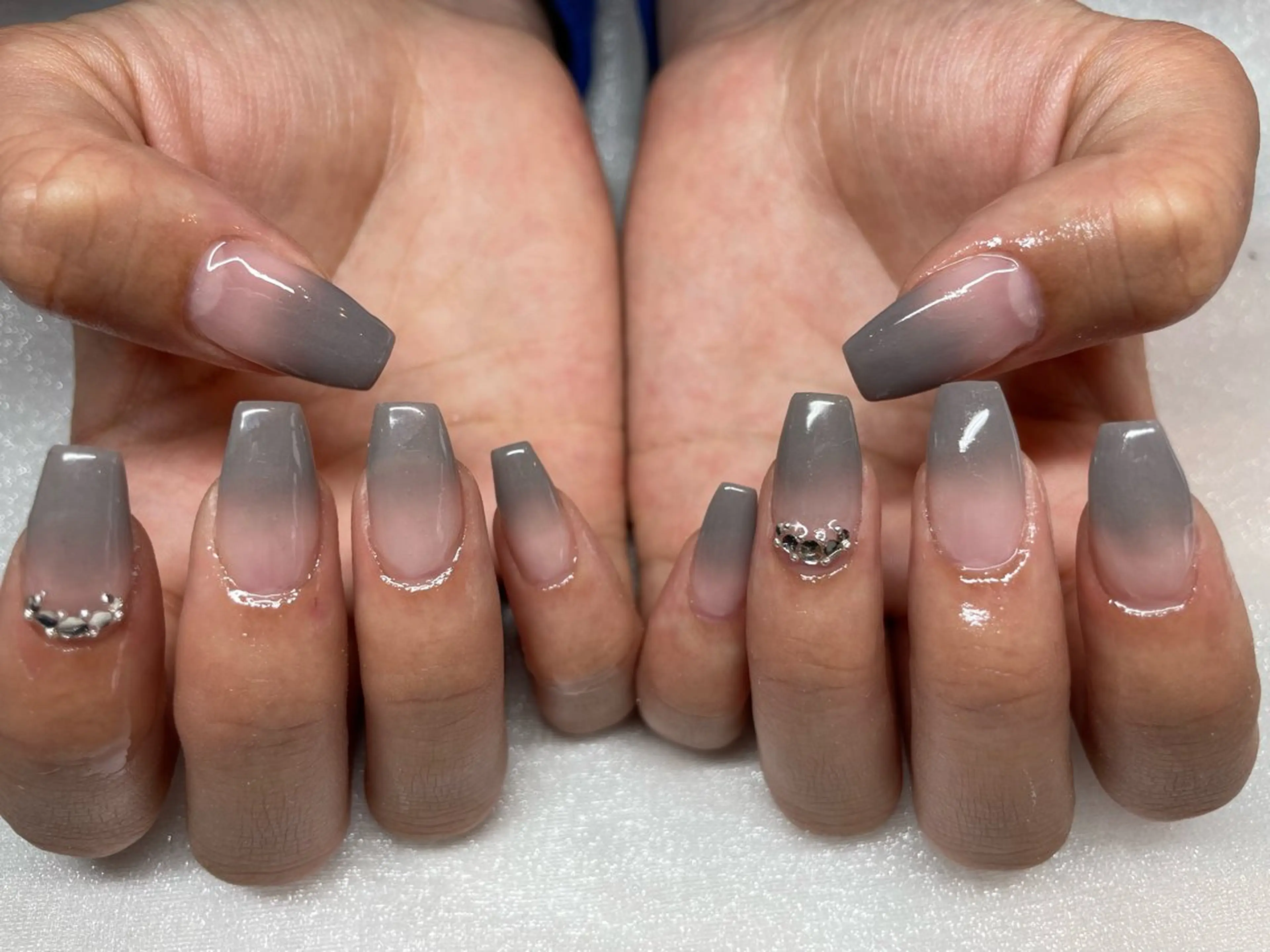 グレーのグラデーションネイルです｜木下 ひかる(nail salon Luxury